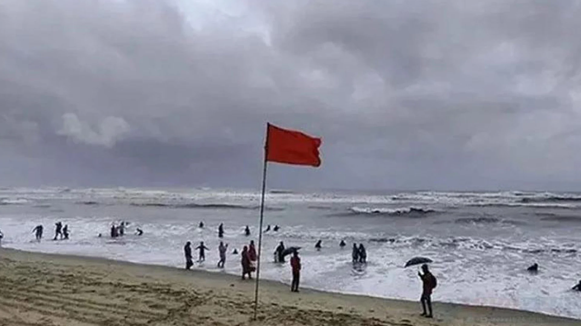 উপকূলে ঝোড়ো হাওয়ার আশঙ্কা, চার সমুদ্রবন্দরে ৩ নম্বর সতর্কসংকেত