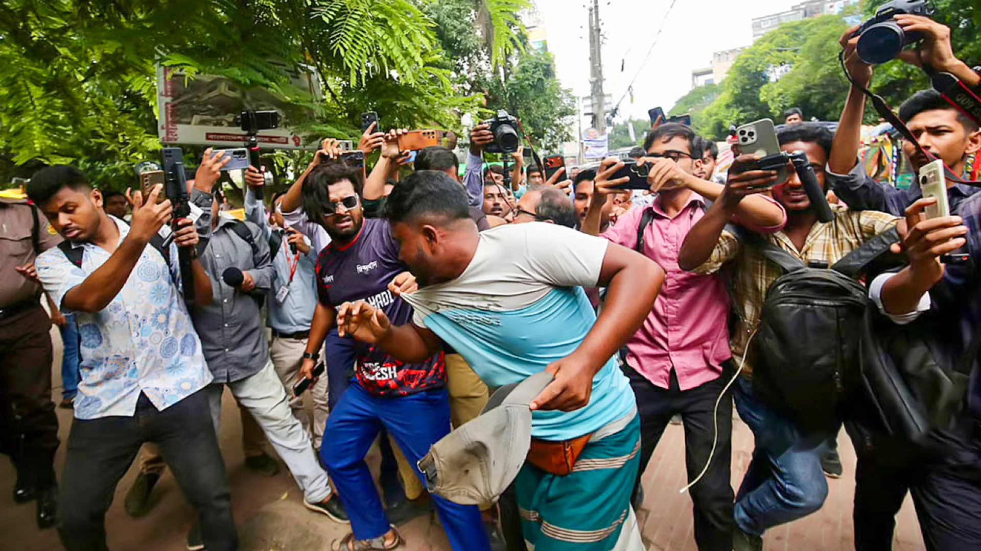 ধানমন্ডি ৩২-এ ফুল দিতে গিয়ে আটক ১
