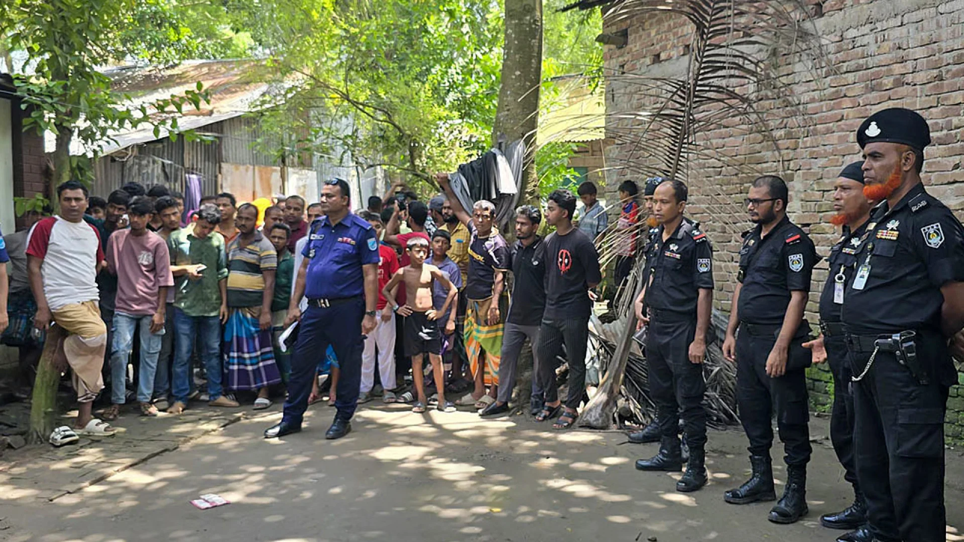 মাদারীপুরে মহিলা মাদ্রাসায় ককটেল বিস্ফোরণ, আহত ৫ শিক্ষার্থী