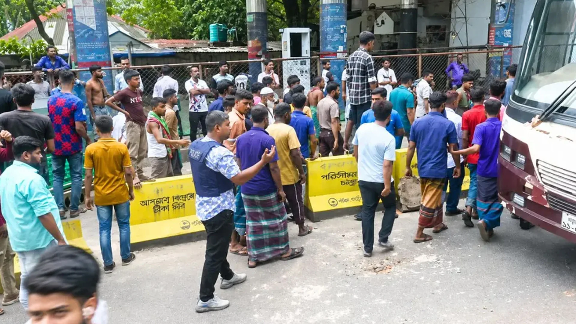গ্যাসের দাবিতে কদমতলীতে সড়ক অবরোধ, দুই ঘণ্টা পর যান চলাচল স্বাভাবিক