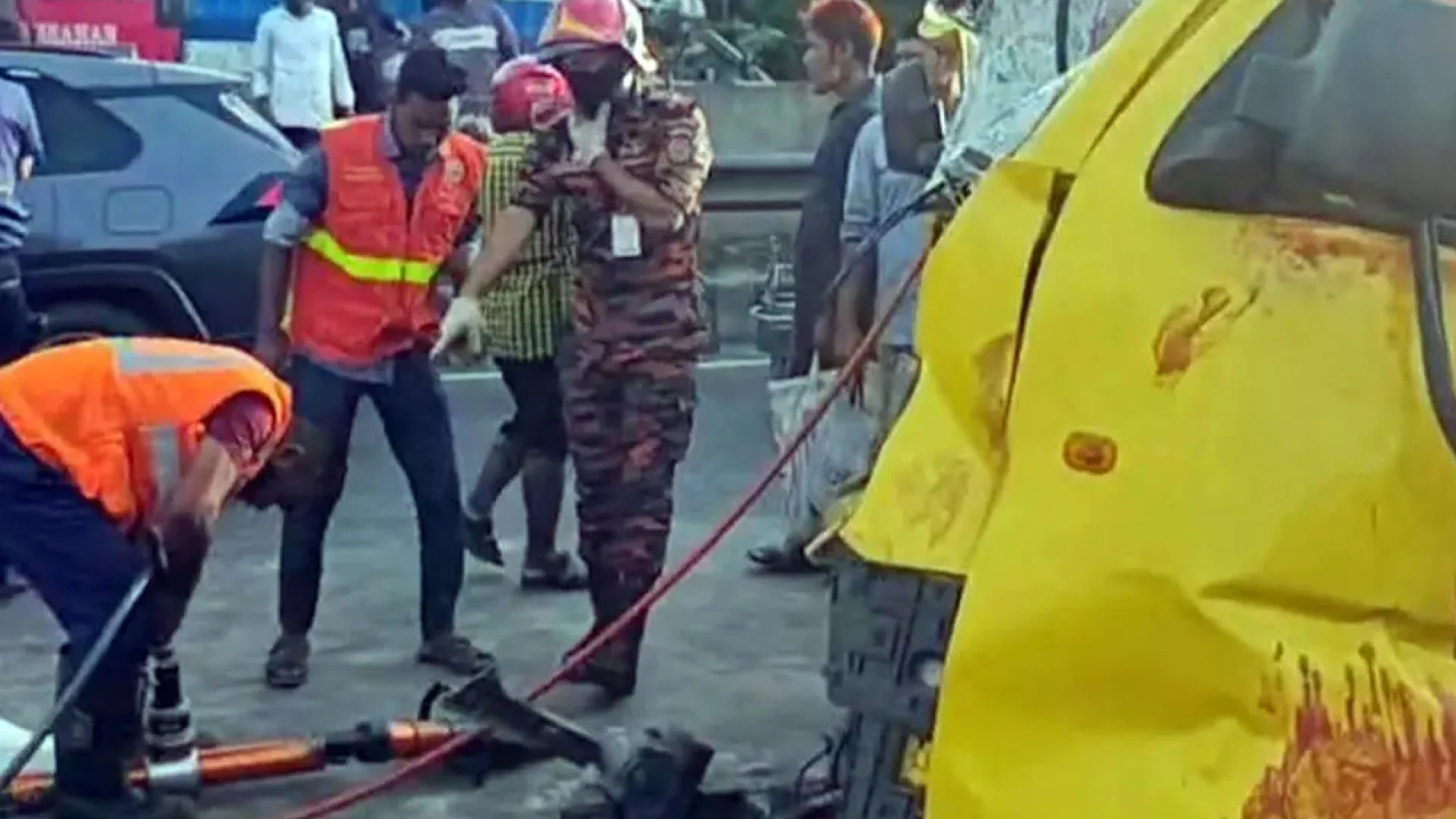 কালিয়াকৈরে বাস-গরুবাহী ট্রাক সংঘর্ষে নিহত ২, আহত ৩