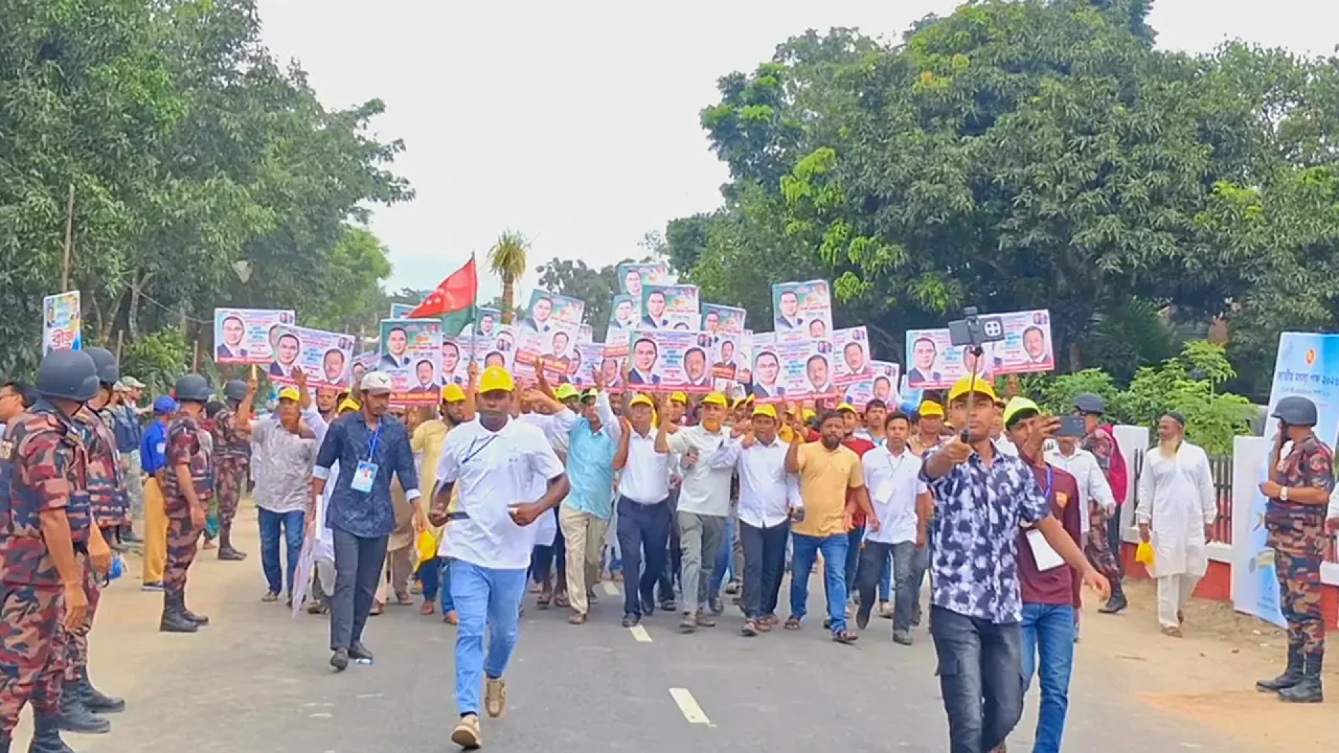  প্রধানমন্ত্রীর আগমন ঘিরে পাকুন্দিয়ায় জনসমাগম, সড়কের দুই পাশে অপেক্ষায় হাজারো মানুষ