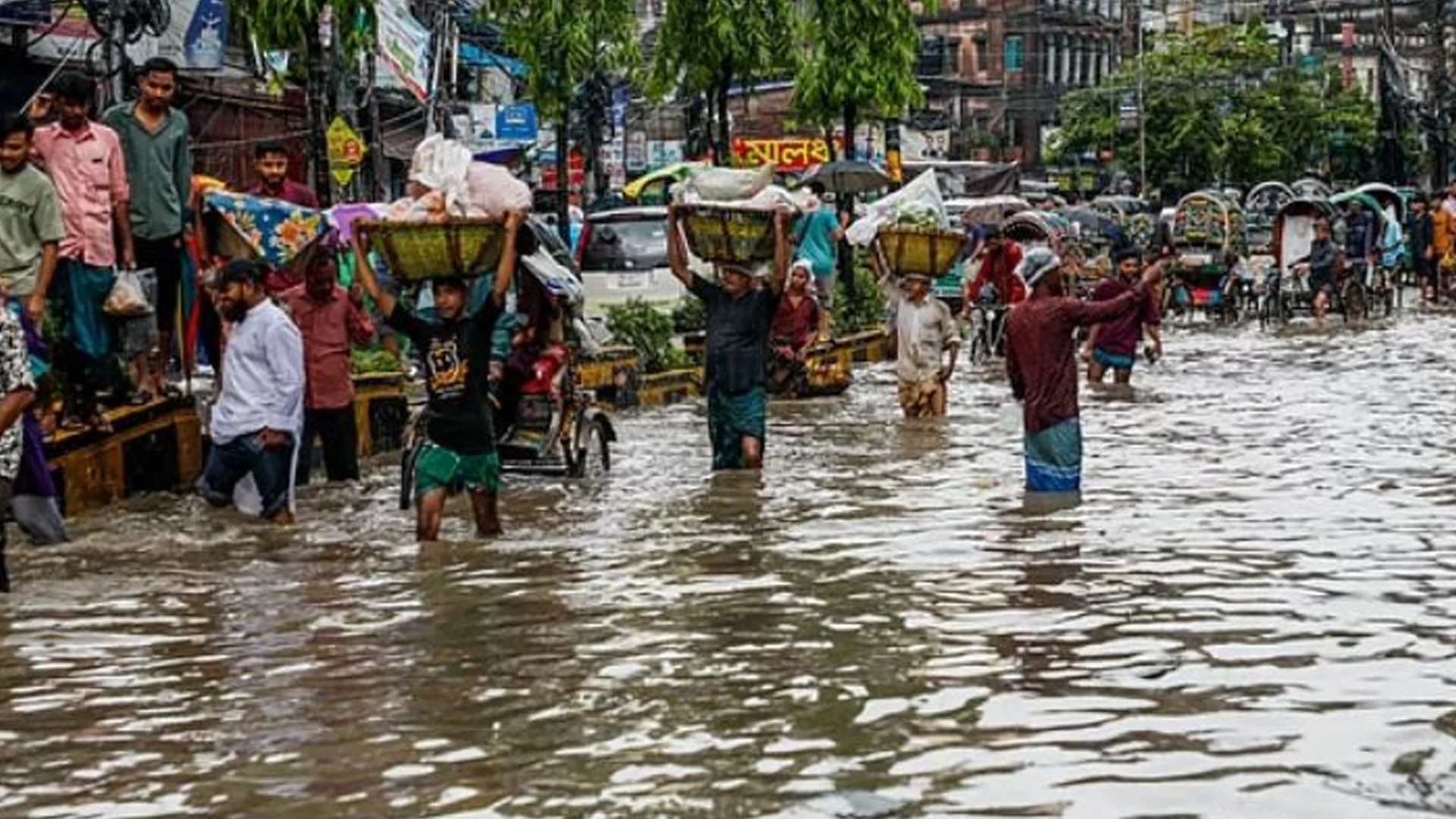 চট্টগ্রামে টানা বৃষ্টিতে ভয়াবহ জলাবদ্ধতা, ভোগান্তিতে নগরবাসী