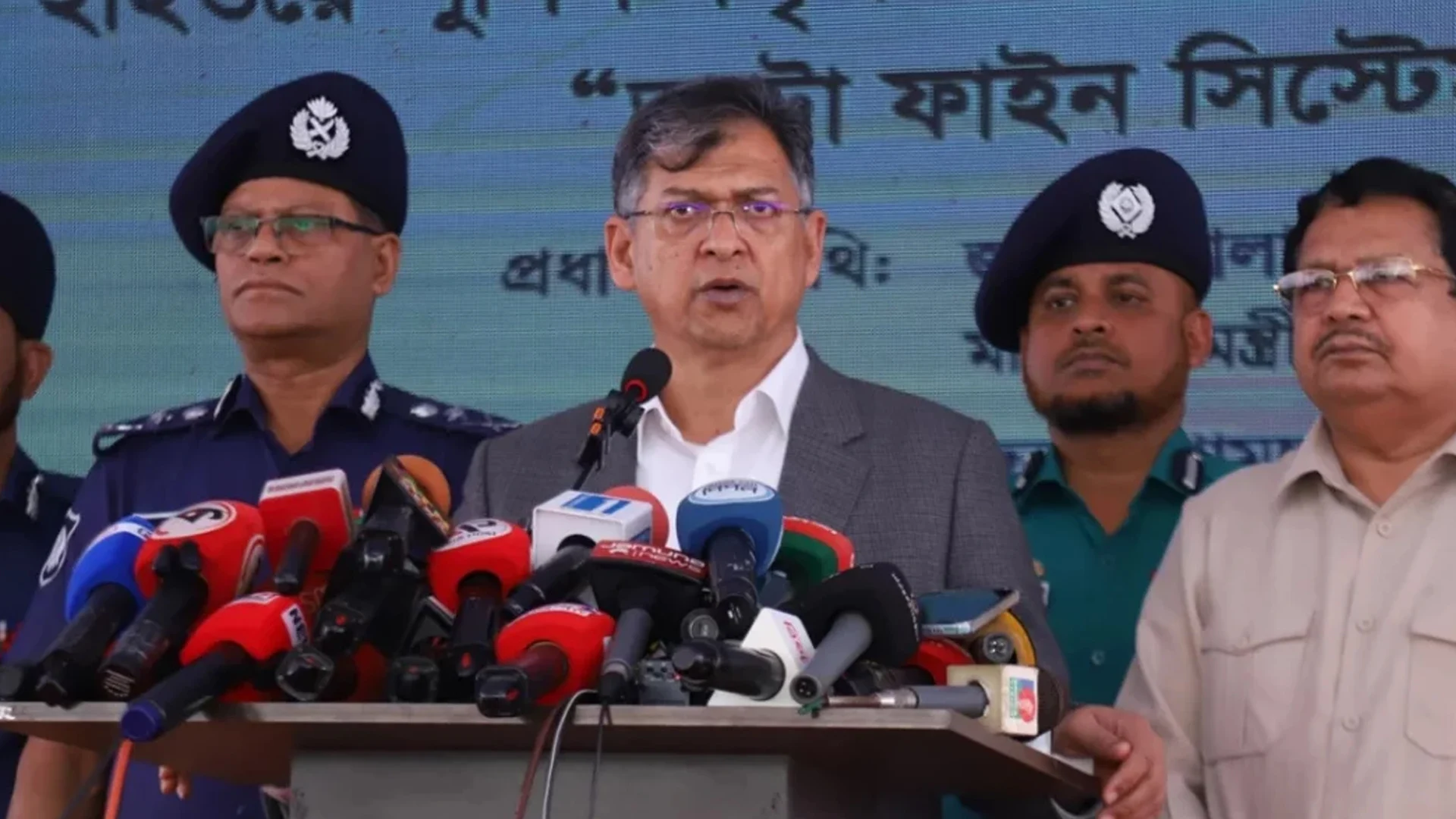 এআই ক্যামেরায় নজরদারি, মহাসড়কে চাঁদাবাজি বন্ধের আশা স্বরাষ্ট্রমন্ত্রীর