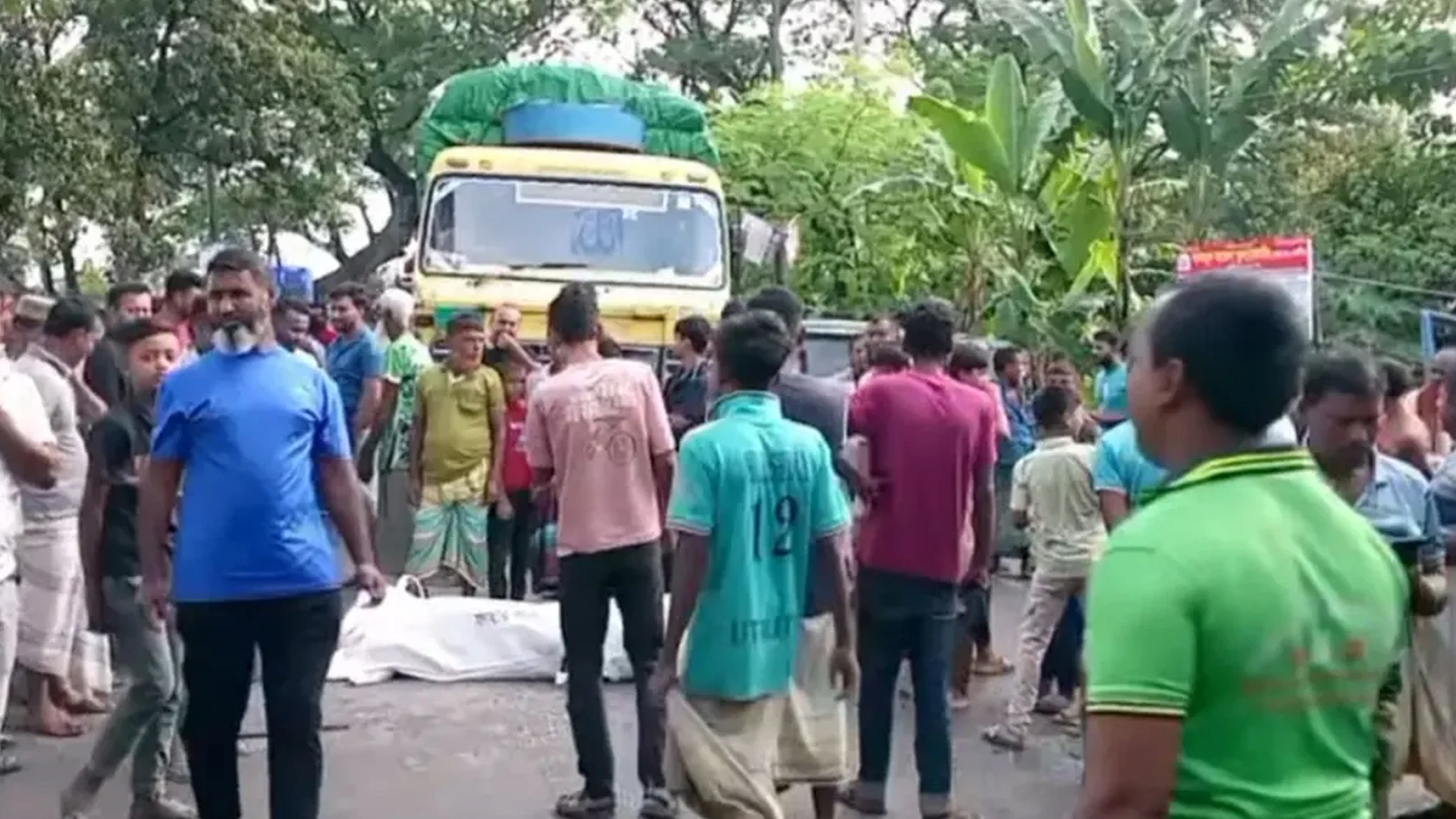 ট্রাক-পিকআপের মুখোমুখি সংঘর্ষে চালক নিহত, ৪ ঘণ্টা মহাসড়ক অবরোধ