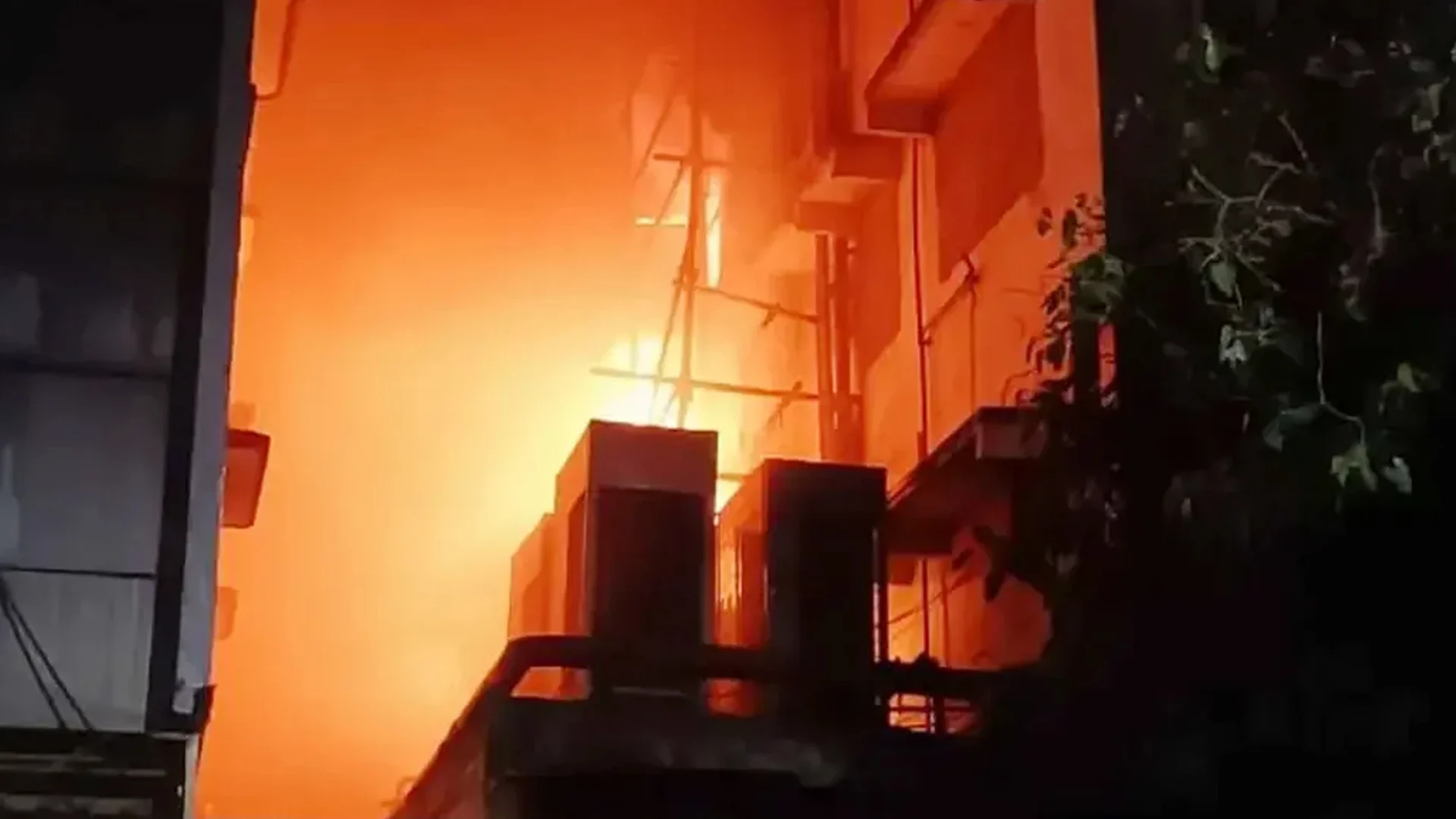 কলকাতার হোটেলে ভয়াবহ আগুন, শিশুসহ ৯ বাংলাদেশির মৃত্যু