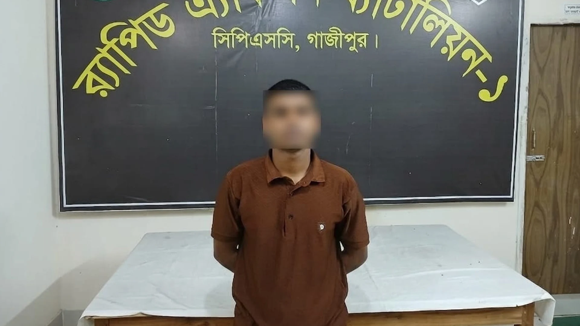 সালনায় ভুয়া পুলিশ পরিচয়ে যুবক গ্রেপ্তার, উদ্ধার ওয়াকিটকি-র‌্যাংক ব্যাজ