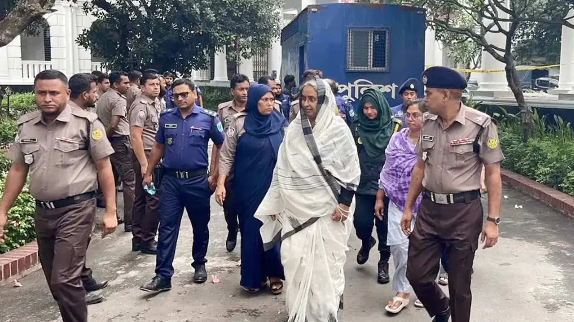 স্বামীর দাফনে অংশ নিতে ১২ ঘণ্টার প্যারোলে মুক্তি পাচ্ছেন দীপু মনি
