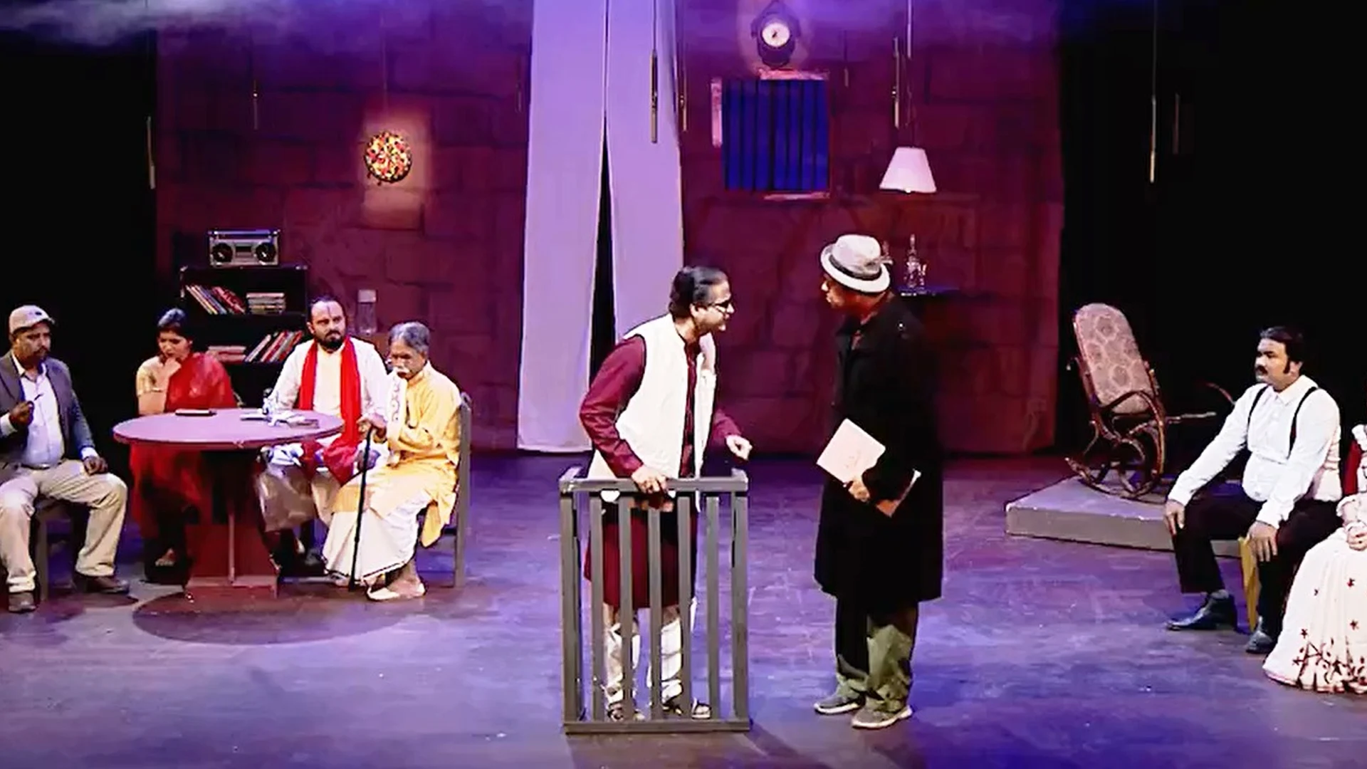 ‘হাঁড়ি ফাটিবে’ নাটকের শততম প্রদর্শনী