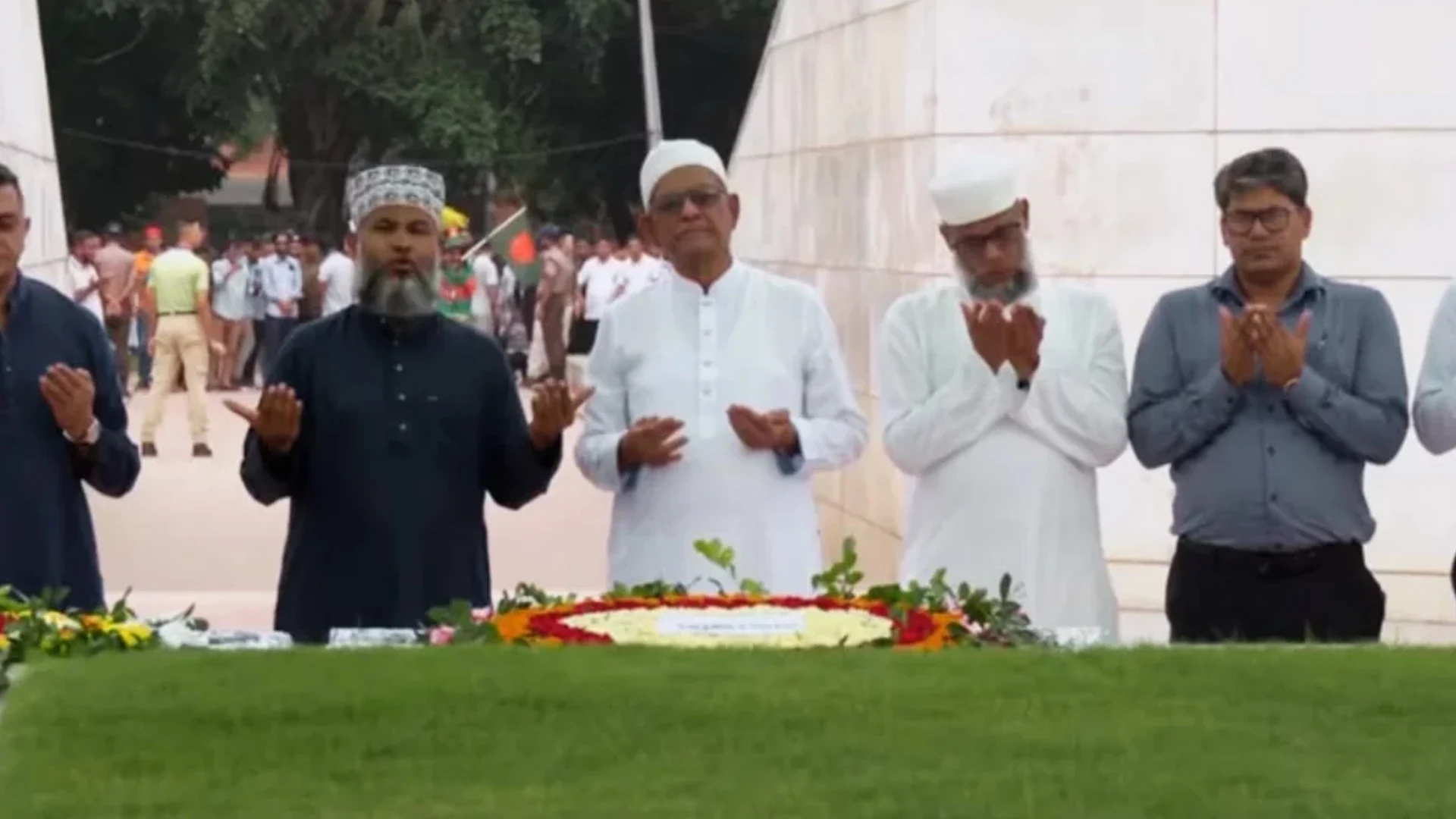 জিয়া ও খালেদা জিয়ার সমাধিতে শ্রদ্ধা জানালেন মির্জা ফখরুল