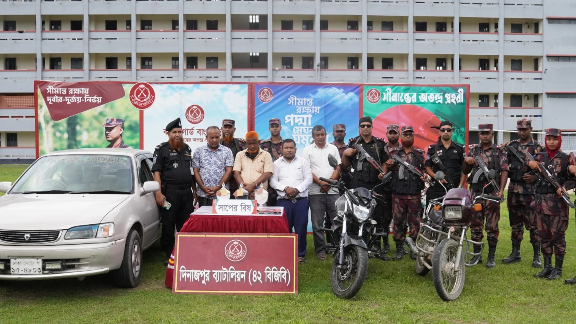 দিনাজপুরে ৩৮ কোটি টাকার সাপের বিষ উদ্ধার, আটক ৪