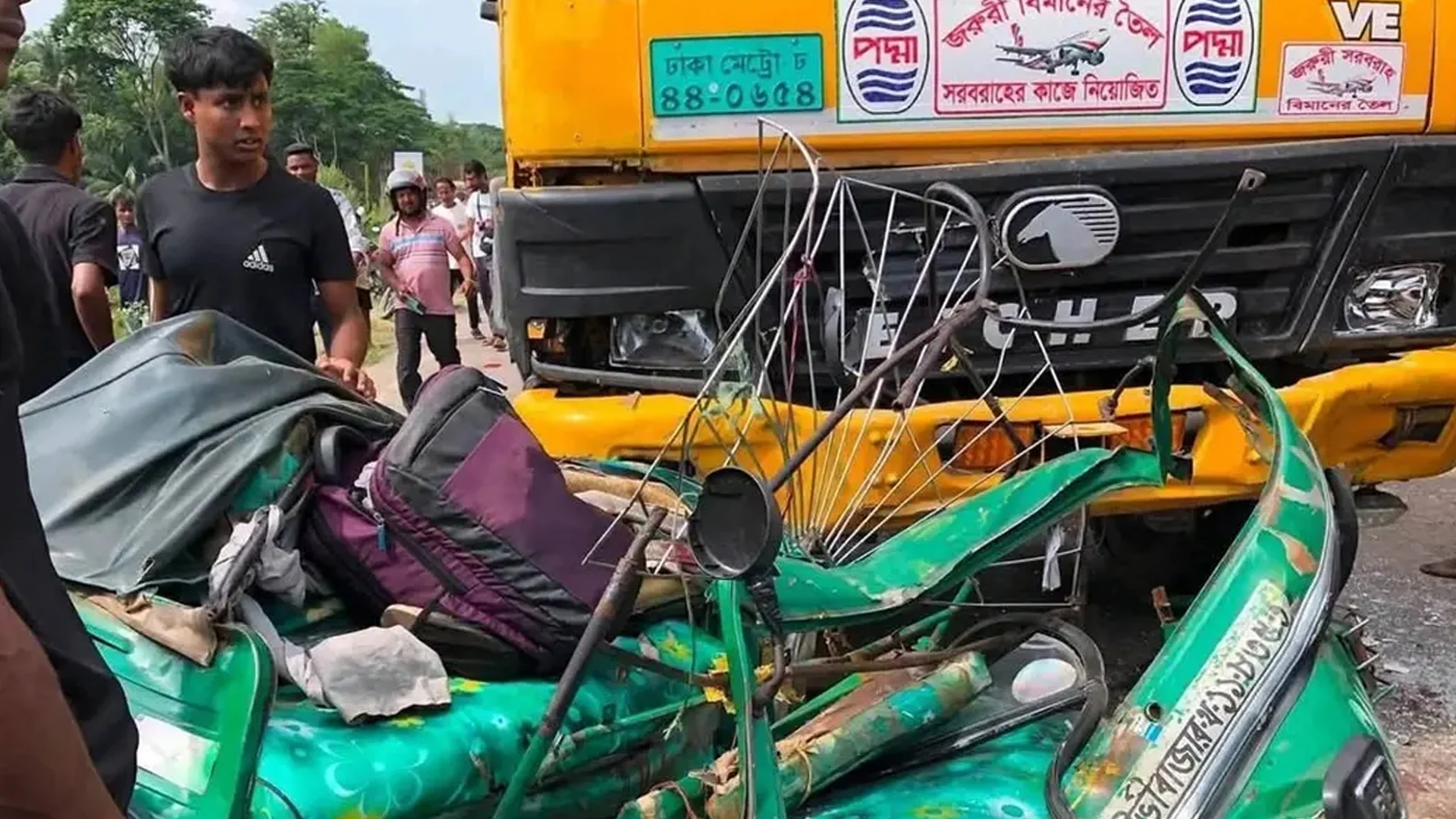 ওসমানীনগরে ট্যাংকলরির ধাক্কায় প্রাণ গেল একই পরিবারের তিনজনসহ ৪ জনের