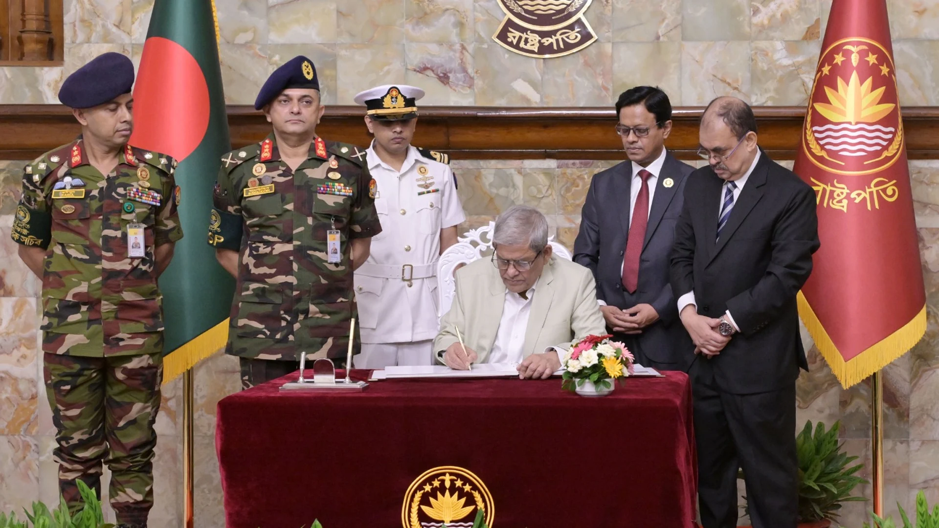 বঙ্গভবনে দাপ্তরিক কার্যক্রম শুরু করলেন রাষ্ট্রপতি মির্জা ফখরুল ইসলাম আলমগীর