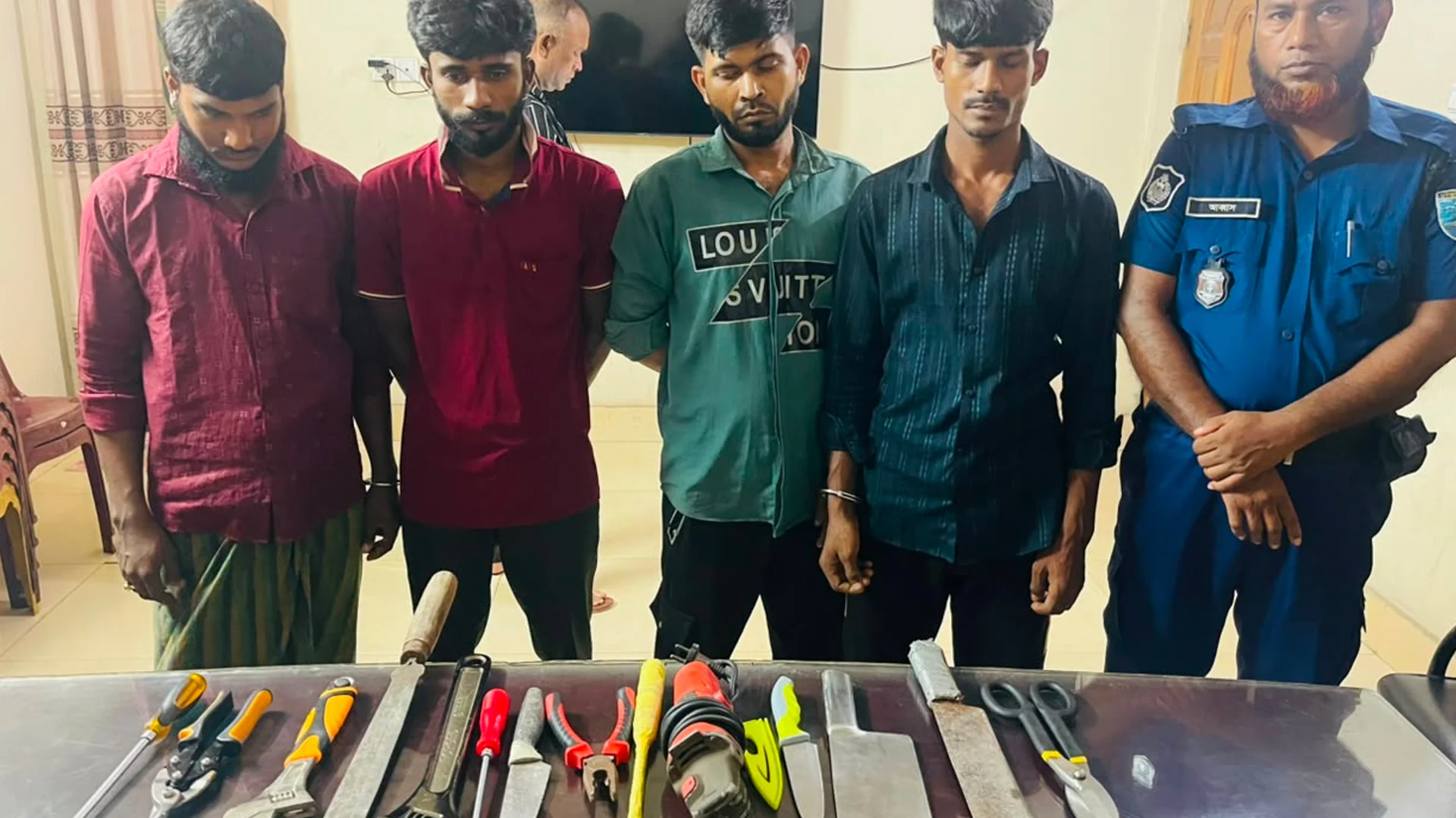কেরানীগঞ্জে ডাকাতির প্রস্তুতি, দেশীয় অস্ত্রসহ গ্রেপ্তার ৪