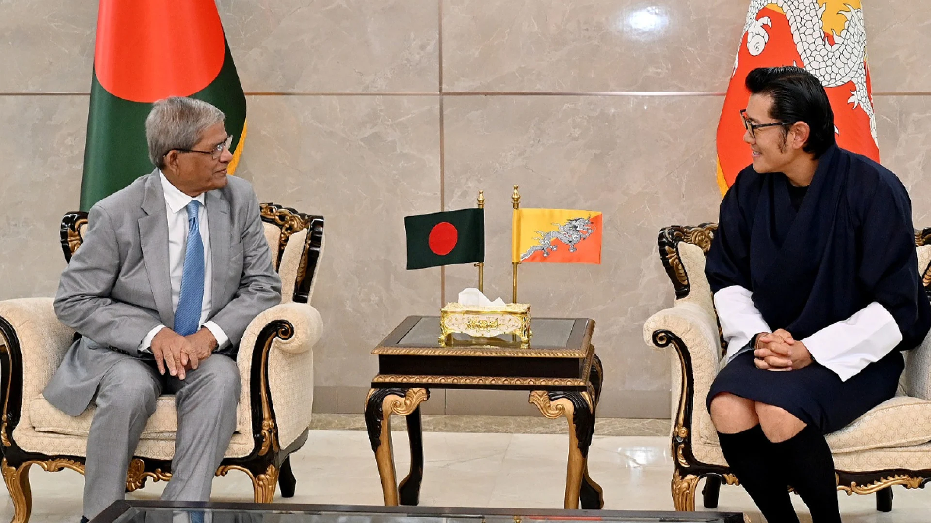 ঢাকায় যাত্রাবিরতিতে ভুটানের রাজা, রাষ্ট্রপতির সঙ্গে সৌজন্য সাক্ষাৎ