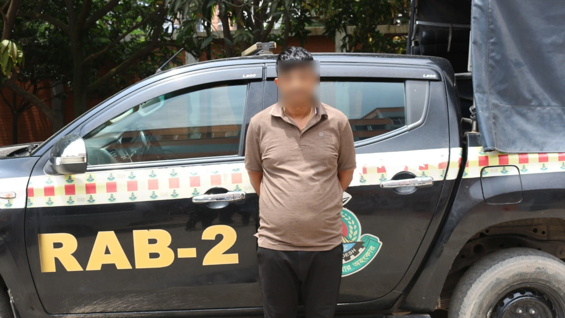 র‌্যাবের অভিযানে ‘ম্যাগনেট বাবু’ গ্রেপ্তার, অস্ত্র-গুলিসহ ২,৬০০ ইয়াবা উদ্ধার