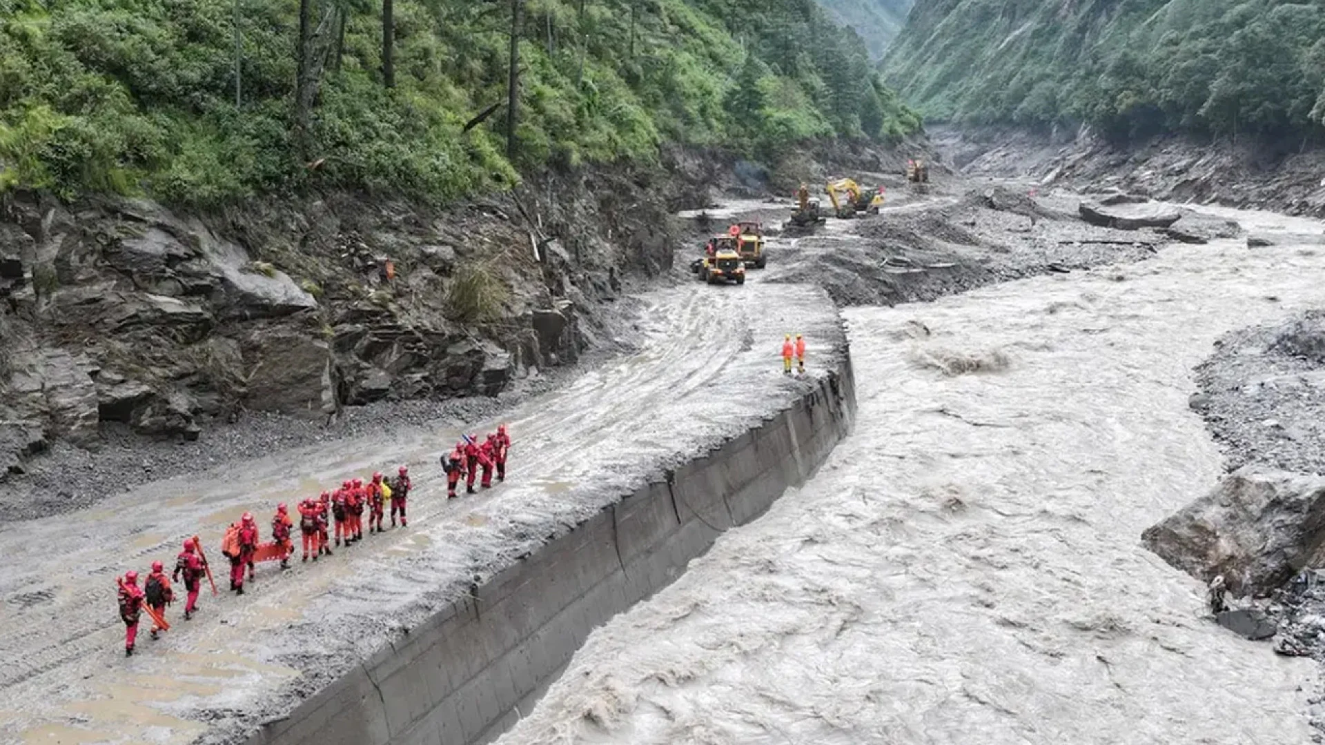 নেপাল-তিব্বত সীমান্তে ফের বন্যার শঙ্কা, উদ্ধারকাজ স্থগিত করল চীন