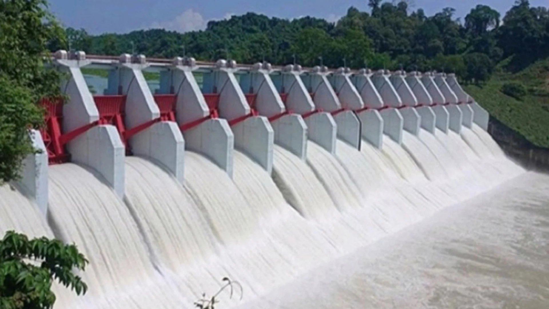 কাপ্তাই হ্রদের পানি বিপৎসীমার দ্বারপ্রান্তে, রাতে খুলছে ১৬ জলকপাট