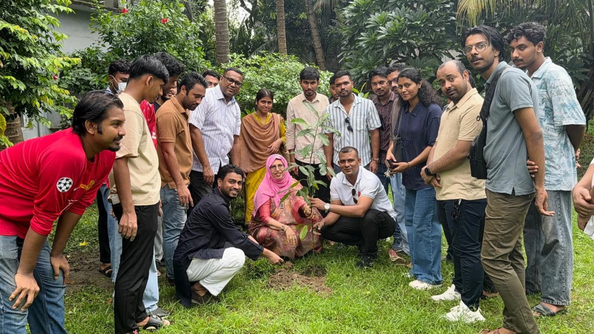 বিএনপির প্রতিষ্ঠাবার্ষিকীতে ঢাবিতে পরিচ্ছন্নতা অভিযান, বৃক্ষরোপণ ও ডেঙ্গু সচেতনতা কর্মসূচি
