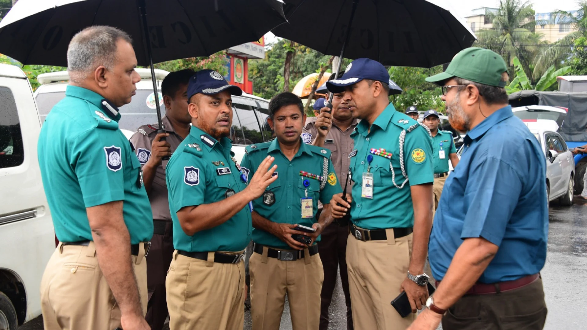 মহাখালী টার্মিনালের অপেক্ষমাণ বাস পূর্বাচল ডিপোতে স্থানান্তরে ডিএমপি ট্রাফিকের অভিযান