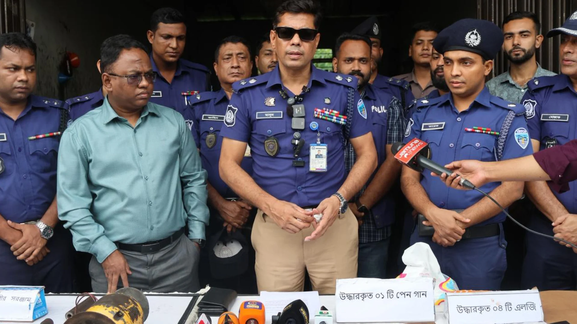হাটহাজারীতে দেশীয় অস্ত্রসহ ২ জন গ্রেফতার, জব্দ অস্ত্র তৈরির ওয়ার্কশপ