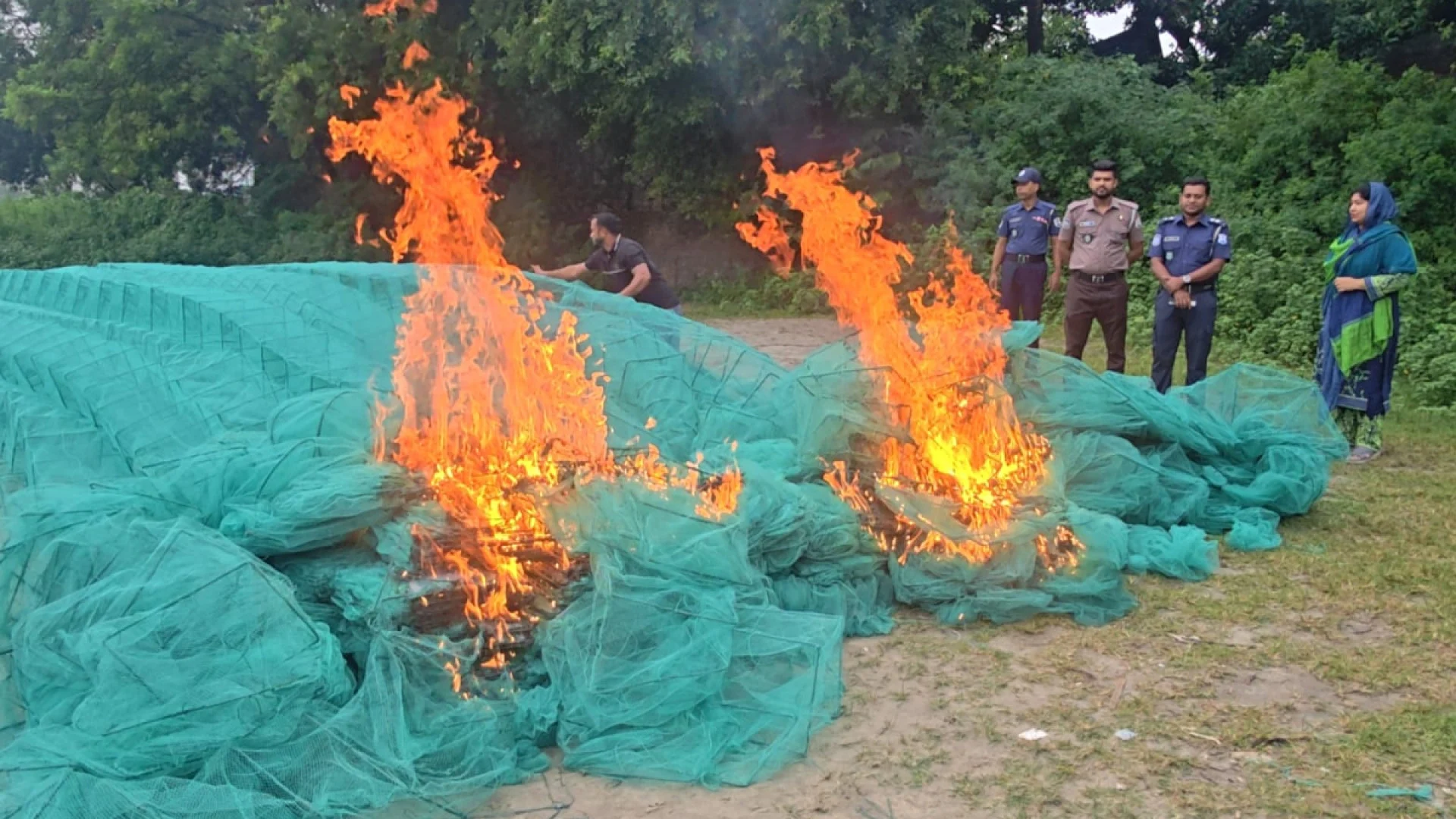 কেরানীগঞ্জে ৯ লাখ টাকার নিষিদ্ধ চায়না দুয়ারি জাল জব্দ করে পুড়িয়ে ধ্বংস