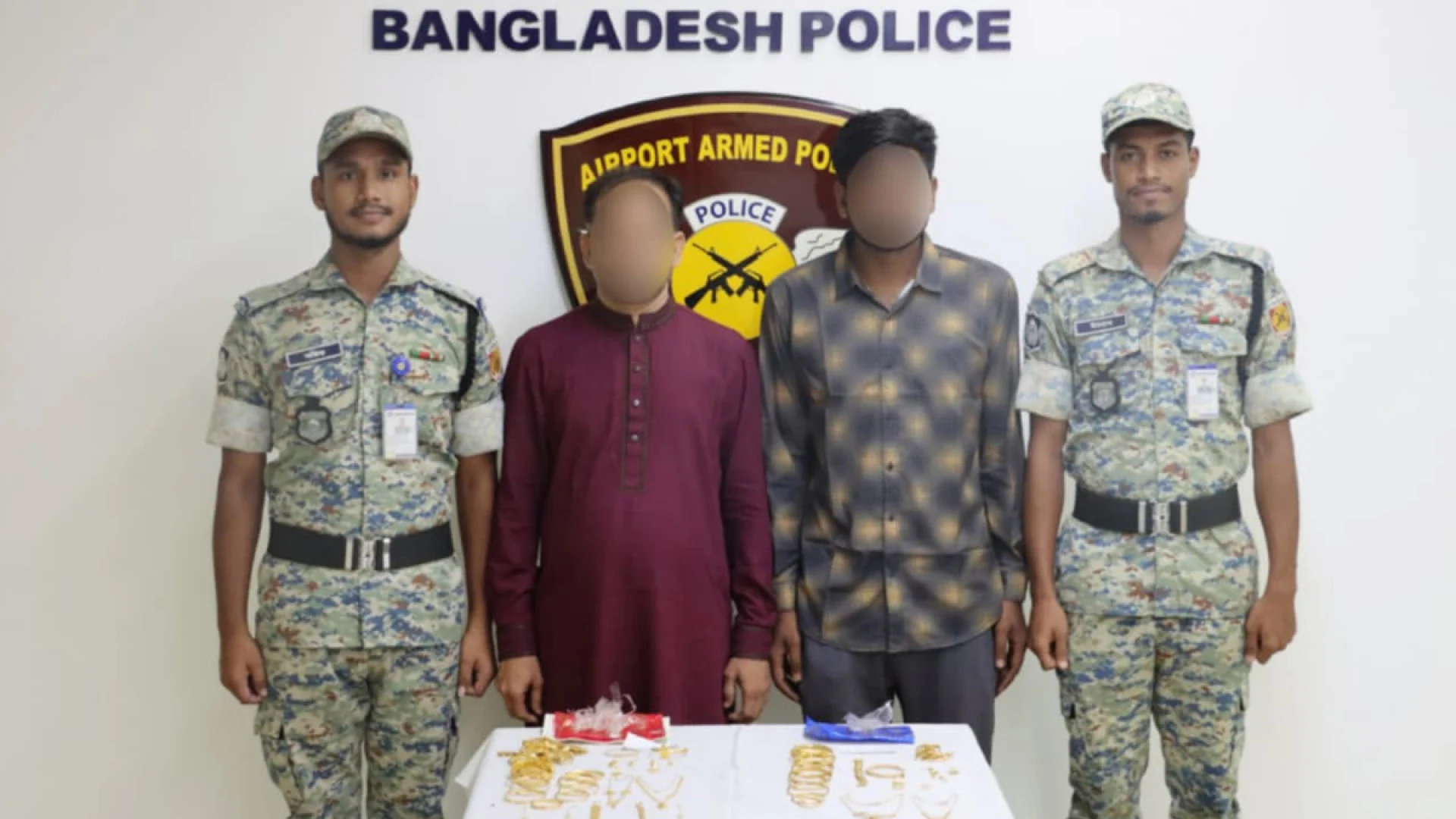 বিমানবন্দরে ৪৭৫ গ্রাম স্বর্ণালংকারসহ দুইজন আটক