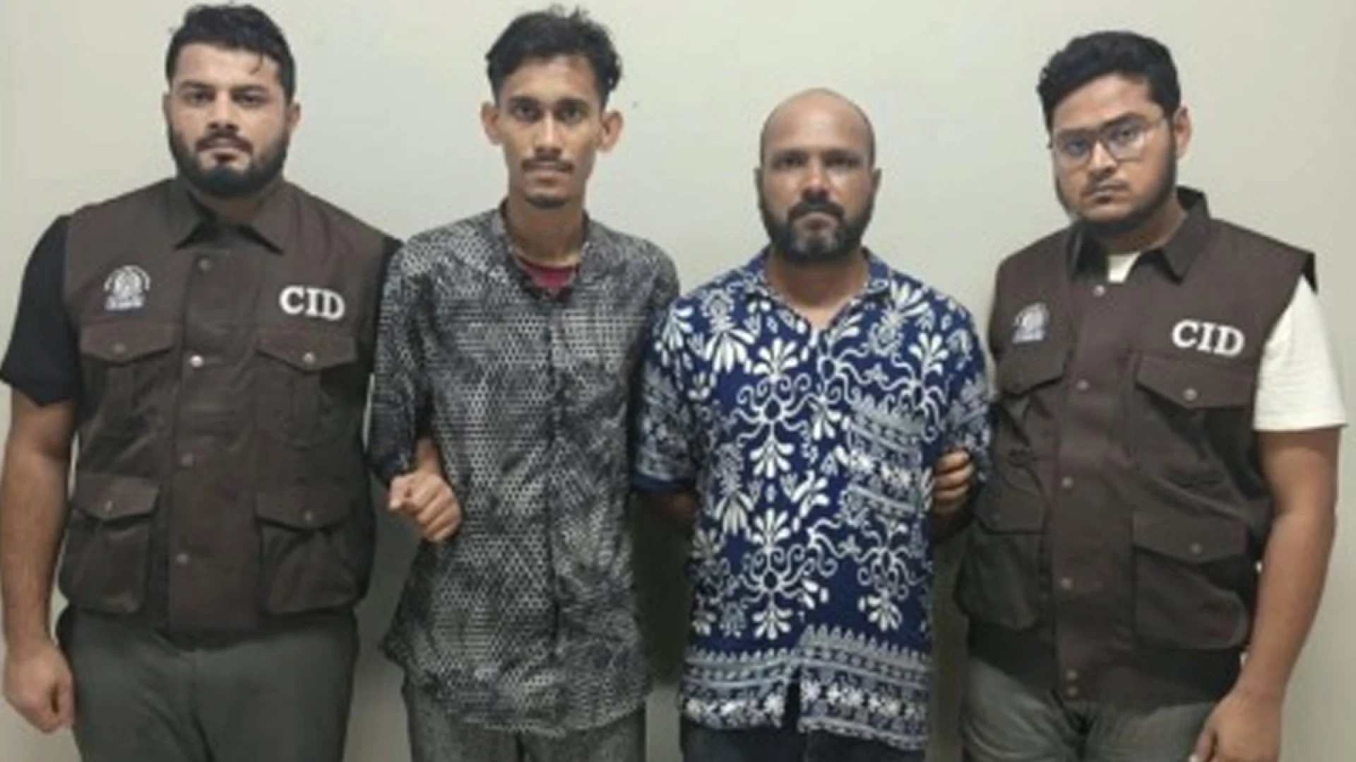 ফিশিং লিংক পাঠিয়ে মোবাইল ফোনের নিয়ন্ত্রণ নিয়ে ০৯ লাখ টাকা আত্মসাৎ: গ্রেফতার ২