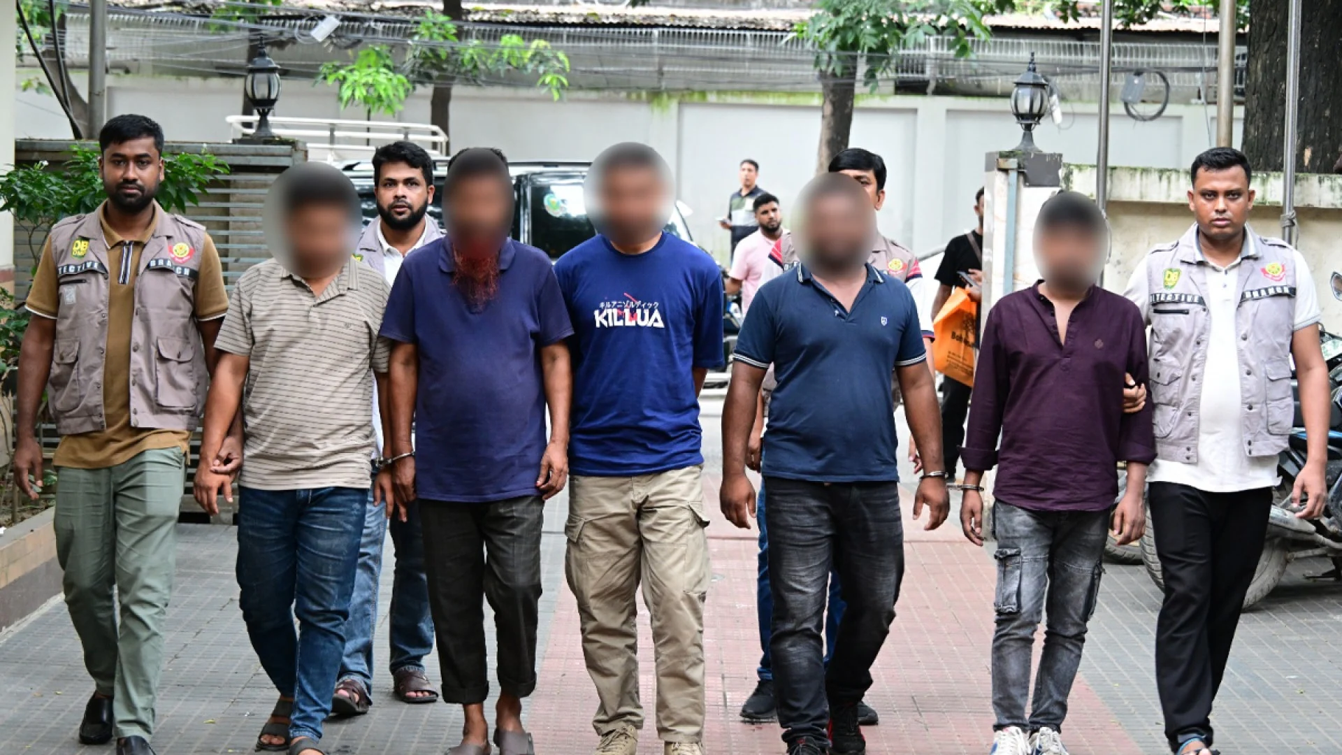 বনানীতে ডিবির অভিযানে পিস্তল-হ্যান্ডকাফসহ ৫ জন গ্রেফতার