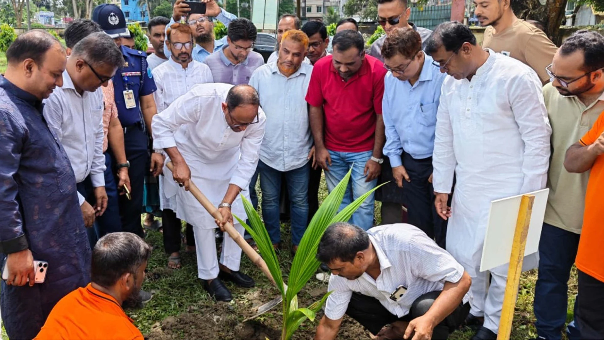 টাঙ্গাইলে মৎস্যবীজ খামার পরিদর্শনে প্রতিমন্ত্রী, সৌরবিদ্যুৎ ব্যবস্থার উদ্বোধন