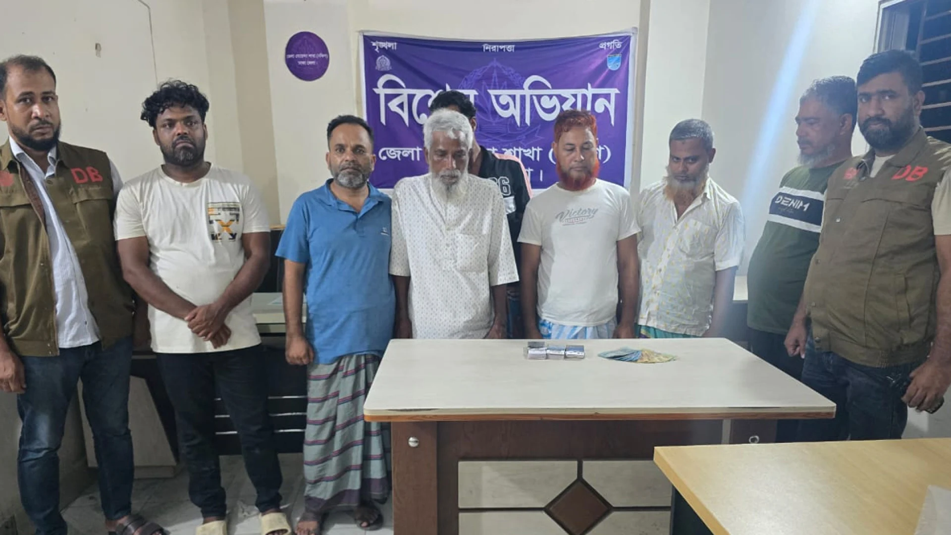 কেরানীগঞ্জে জুয়ার আসরে ডিবির অভিযান, নগদ টাকা-তাসসহ গ্রেপ্তার ৭