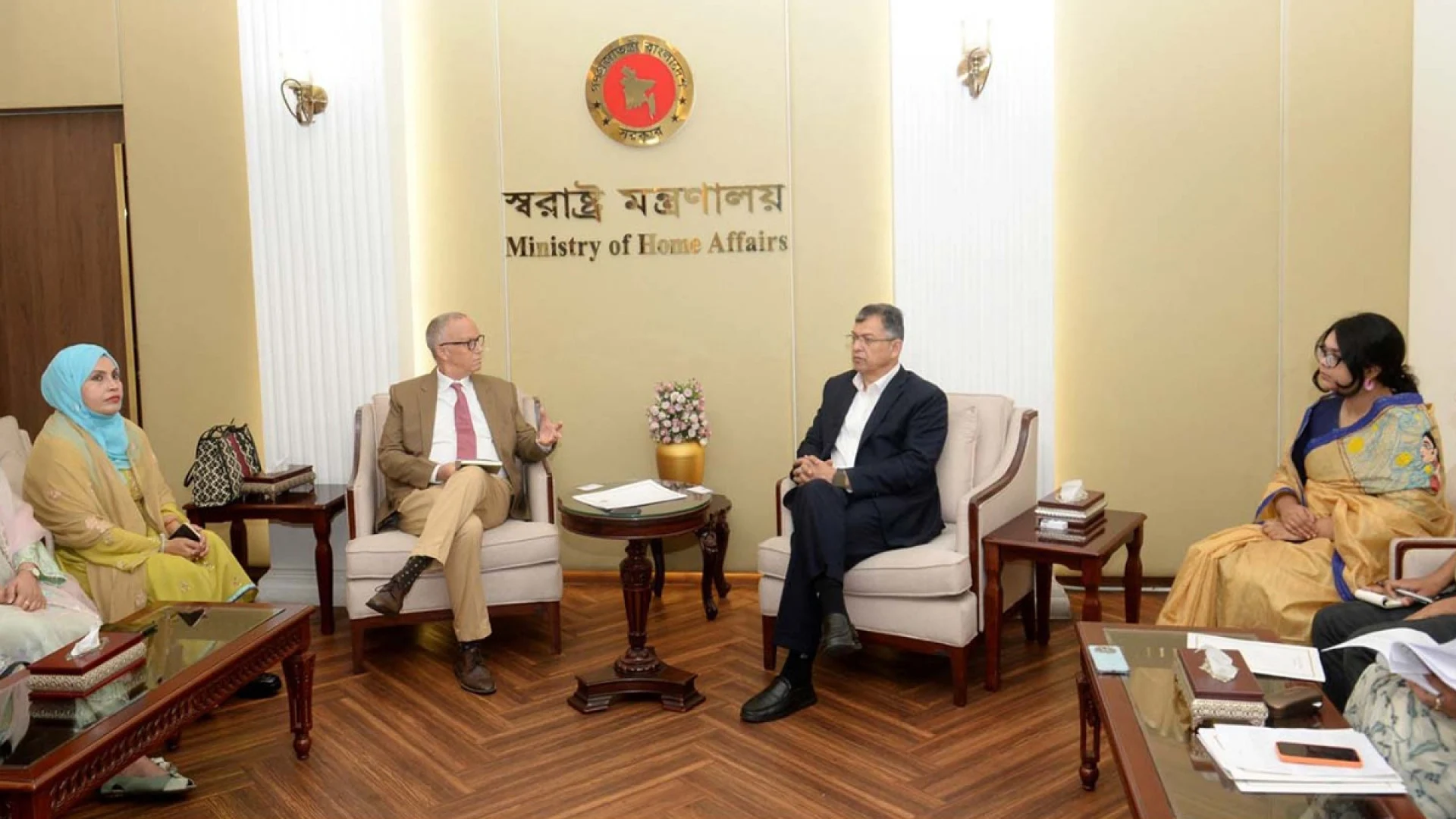 স্বরাষ্ট্রমন্ত্রীর সঙ্গে আইআরআই প্রতিনিধিদলের বৈঠক
