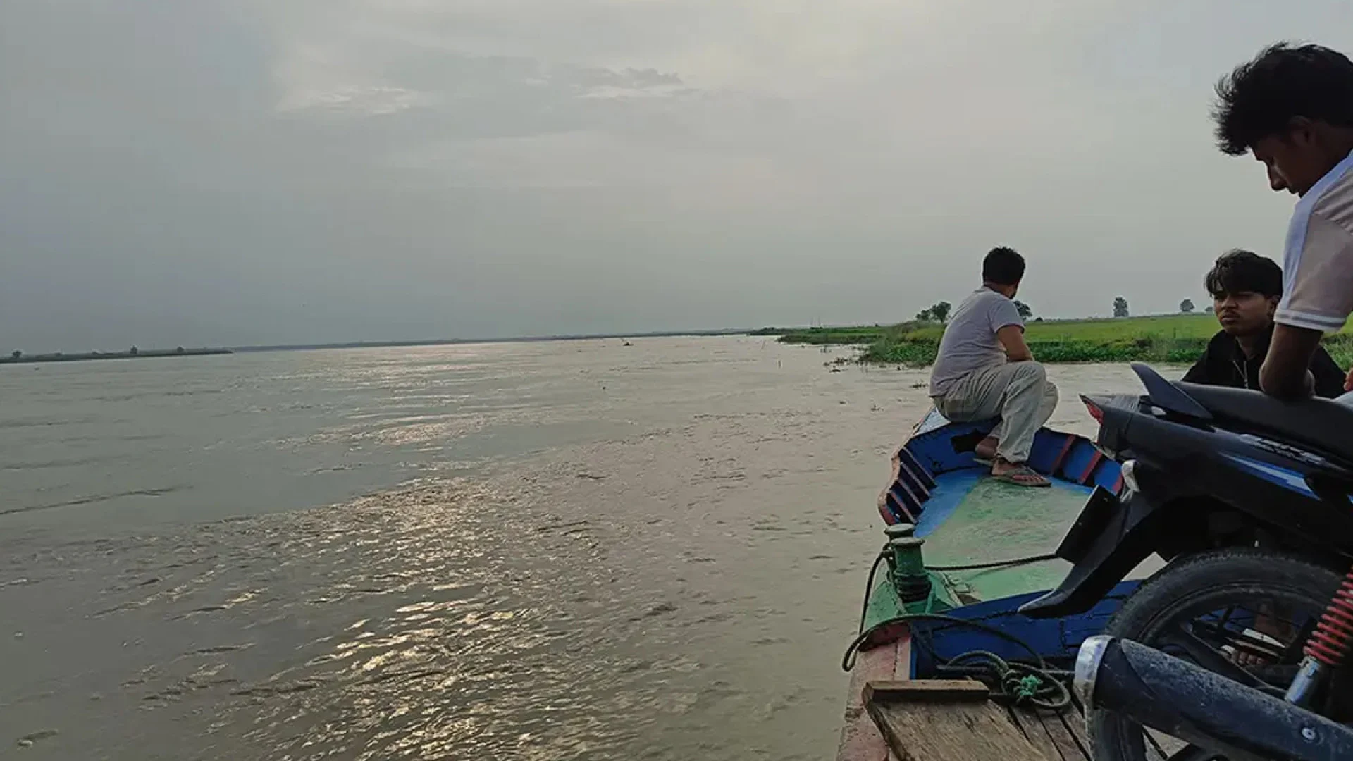 পদ্মার পাড়ে নারীর অর্ধগলিত মরদেহ, ওড়নায় বাঁধা ছিল ইট-সিমেন্টের ব্লক
