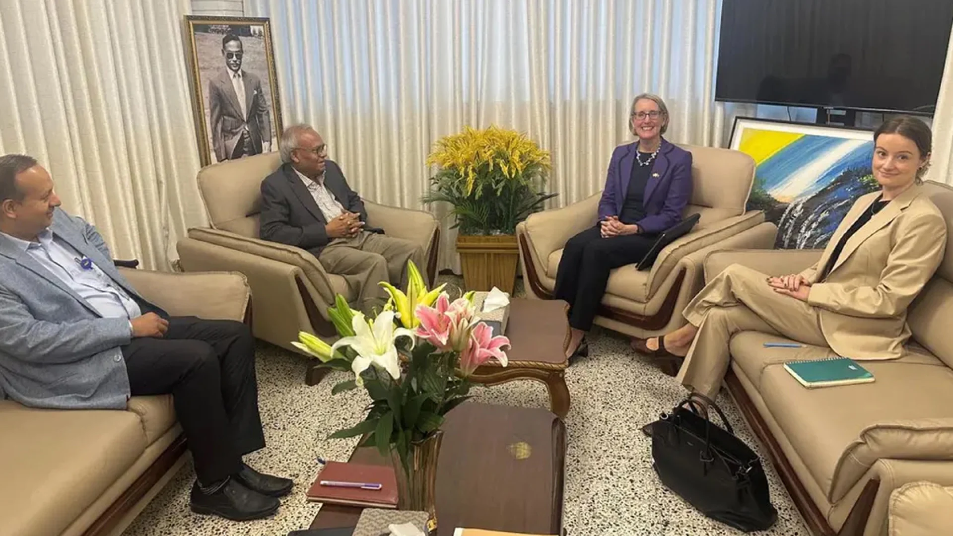 বিএনপি কার্যালয়ে রিজভীর সঙ্গে ব্রিটিশ হাইকমিশনারের সৌজন্য সাক্ষাৎ