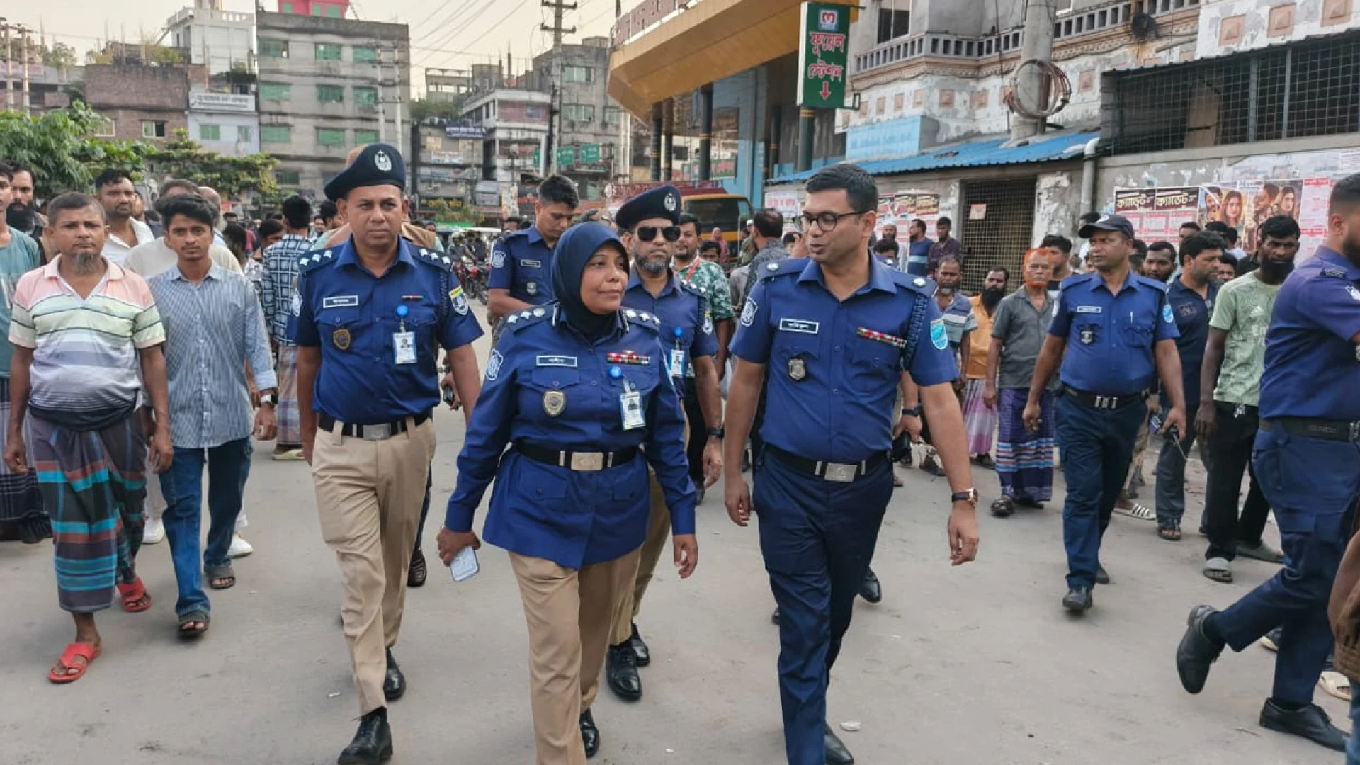 কেরানীগঞ্জে সড়ক-ফুটপাত দখলমুক্ত করতে অভিযান, কঠোর বার্তা পুলিশের