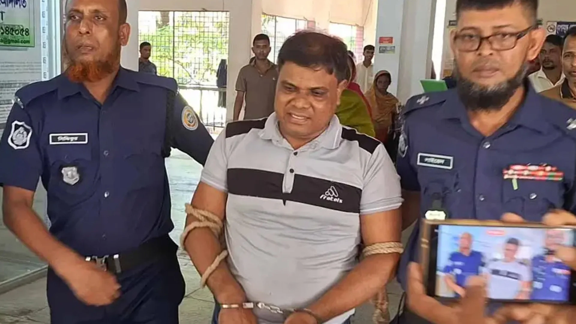 বরগুনা আদালতে আসামির হামলা, আহত ৩ পুলিশ