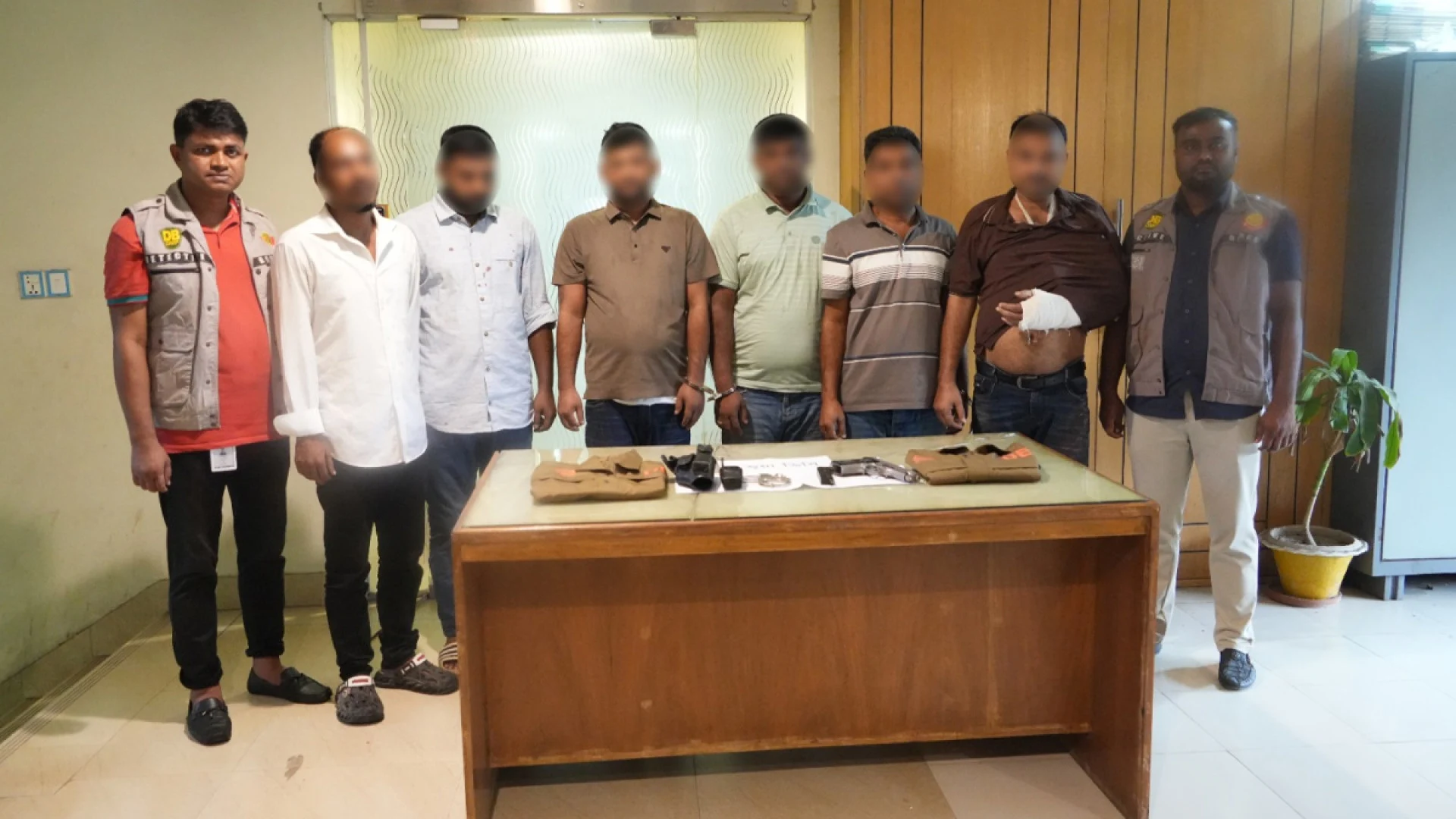 ডিবি পরিচয়ে ডাকাতির প্রস্তুতি, খেলনা পিস্তল-ওয়াকিটকি ও ডিবি জ্যাকেটসহ ৬ জন গ্রেফতার
