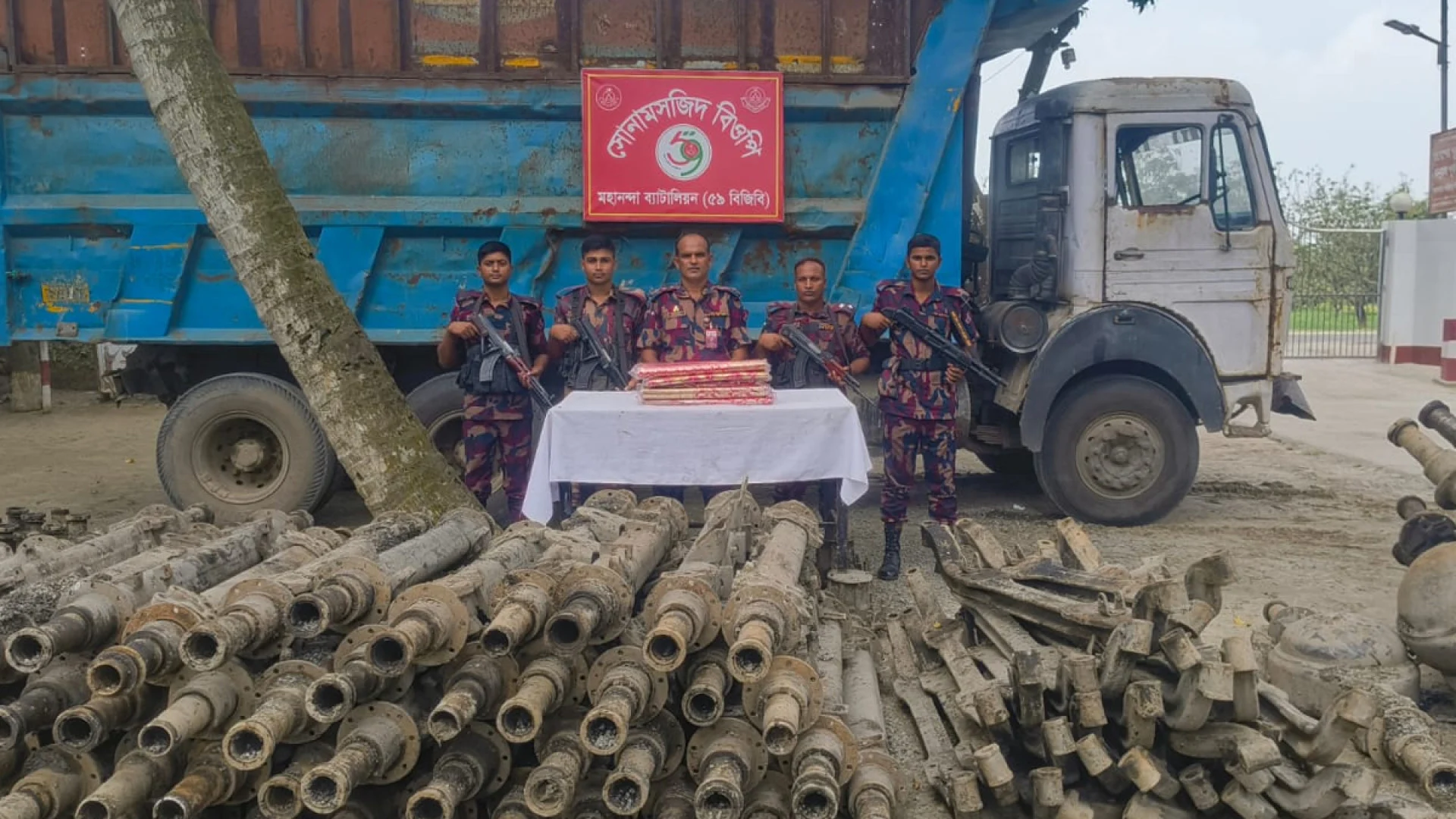 চাঁপাইনবাবগঞ্জ বিজিবির পৃথক অভিযানে ট্রাকসহ প্রায় ৩ কোটি ৭ লক্ষ মূল্যের চোরাচালান পণ্য জব্দ