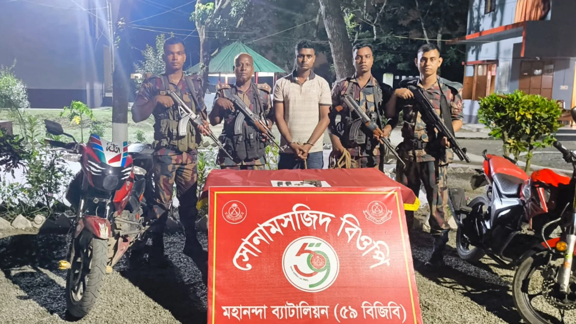 চাঁপাইনবাবগঞ্জের শিবগঞ্জ সীমান্তে বিজিবির অভিযানে ১টি বিদেশি পিস্তল, ৪ রাউন্ড গুলি ও ২টি ম্যাগাজিনসহ একজন আটক