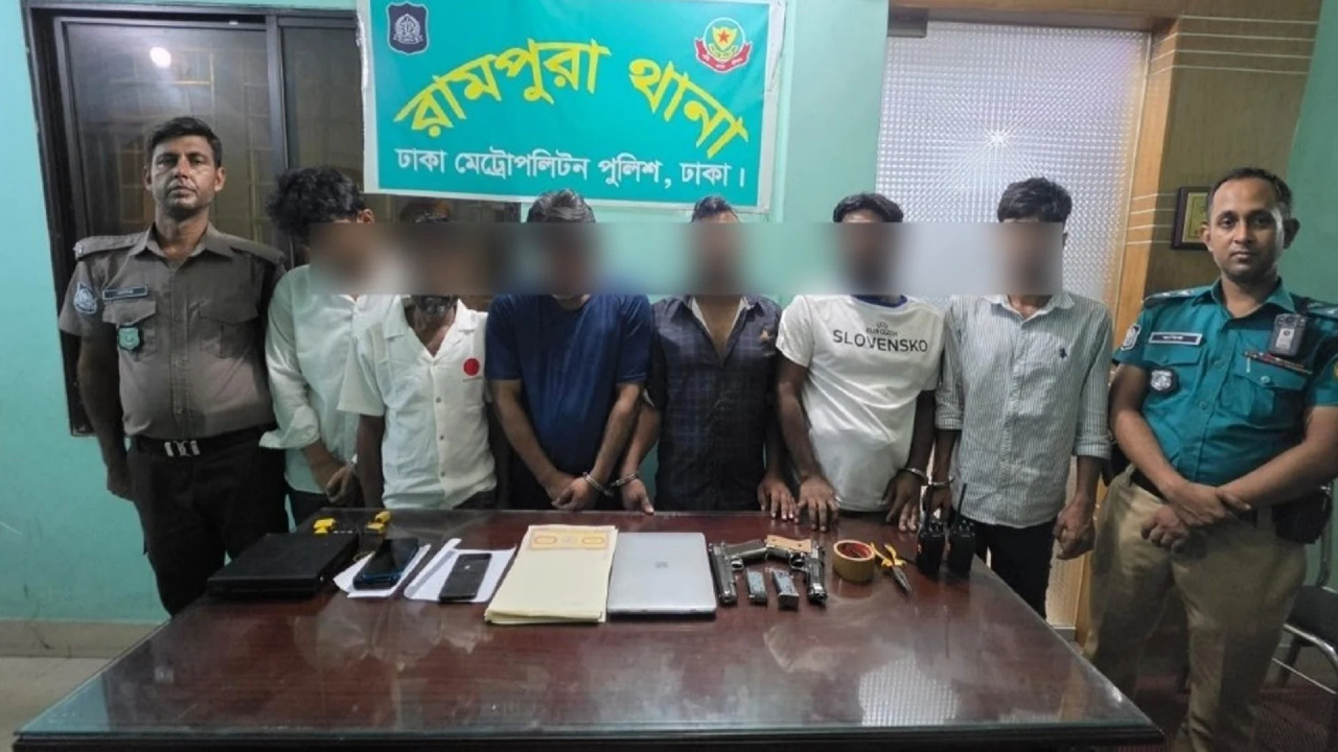 রামপুরায় ডাকাতির প্রস্তুতিকালে খেলনা পিস্তল ও ওয়াকিটকিসহ ৬ জন গ্রেফতার