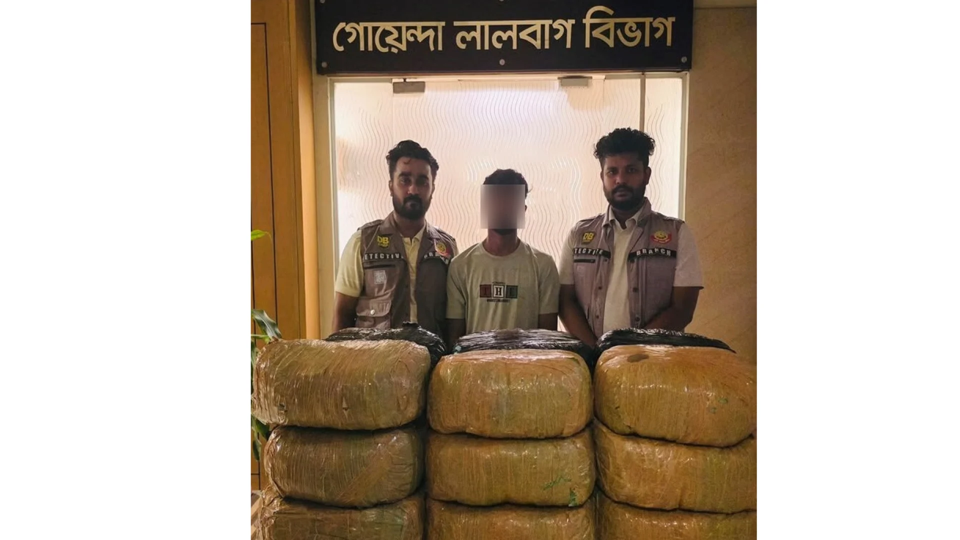 গোয়েন্দা লালবাগের অভিযানে ৮৩ কেজি গাঁজা ও প্রাইভেটকারসহ মাদক কারবারি গ্রেফতার