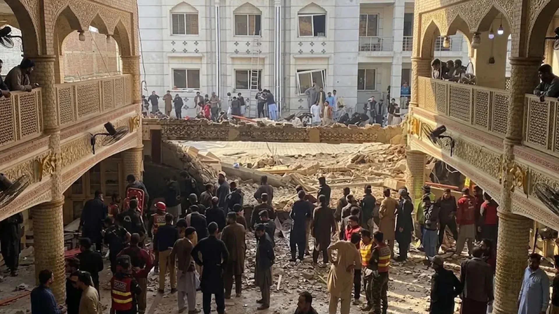 পাকিস্তানে মসজিদে গাড়িবোমা হামলা, পুলিশসহ নিহত ১৬