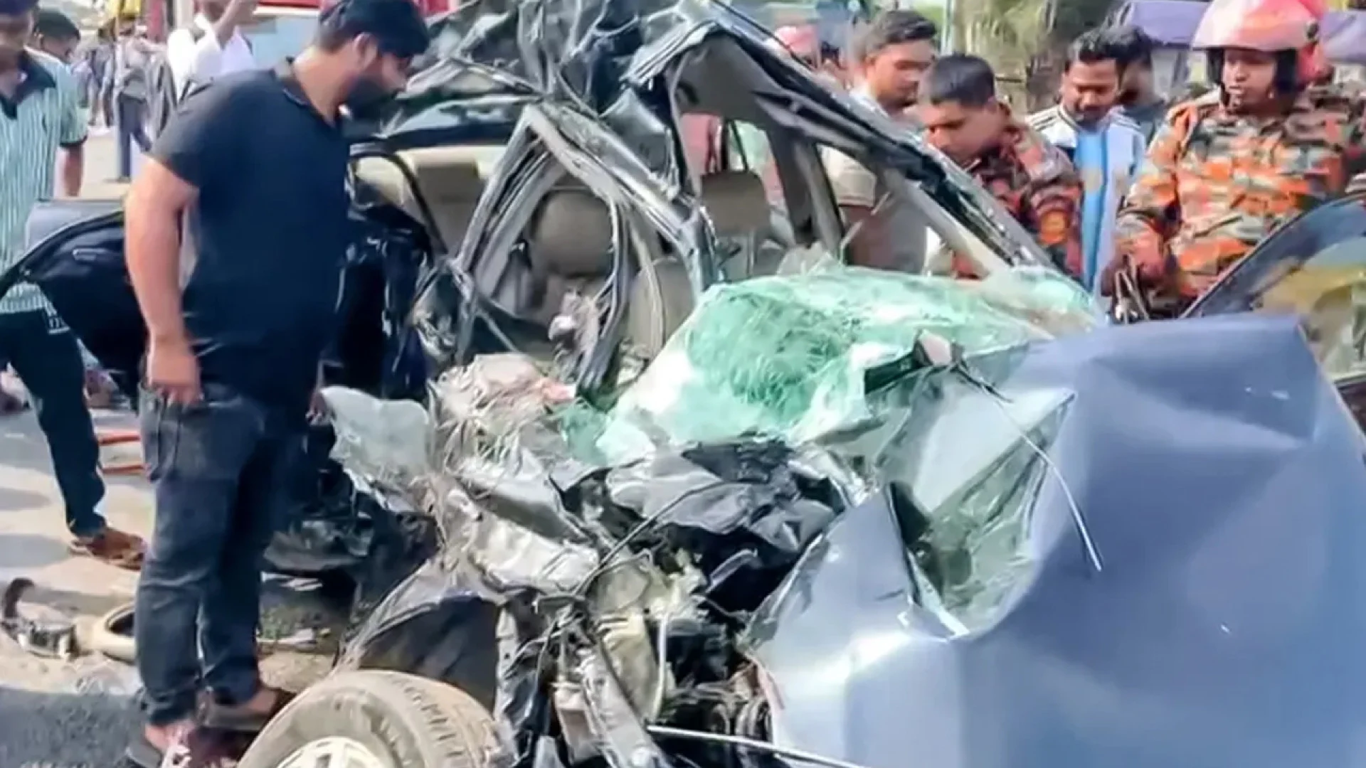 মুন্সীগঞ্জে বাস-প্রাইভেটকার সংঘর্ষে নিহত ৪, আশঙ্কাজনক একজন