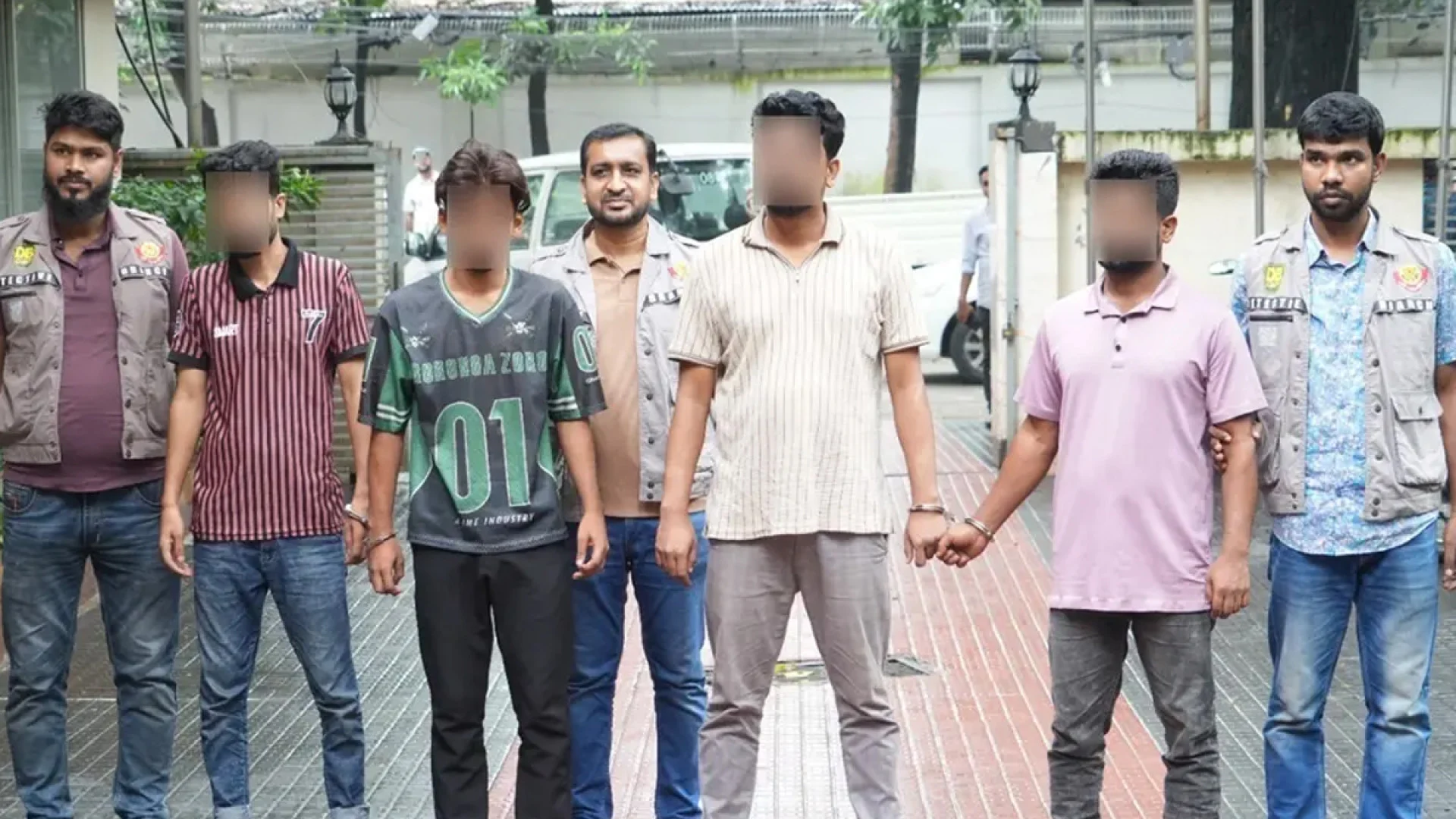 যাত্রাবাড়ীতে ককটেল বিস্ফোরণ: ডিবির অভিযানে গ্রেফতার ৪, উদ্ধার ৪ অবিস্ফোরিত ককটেল