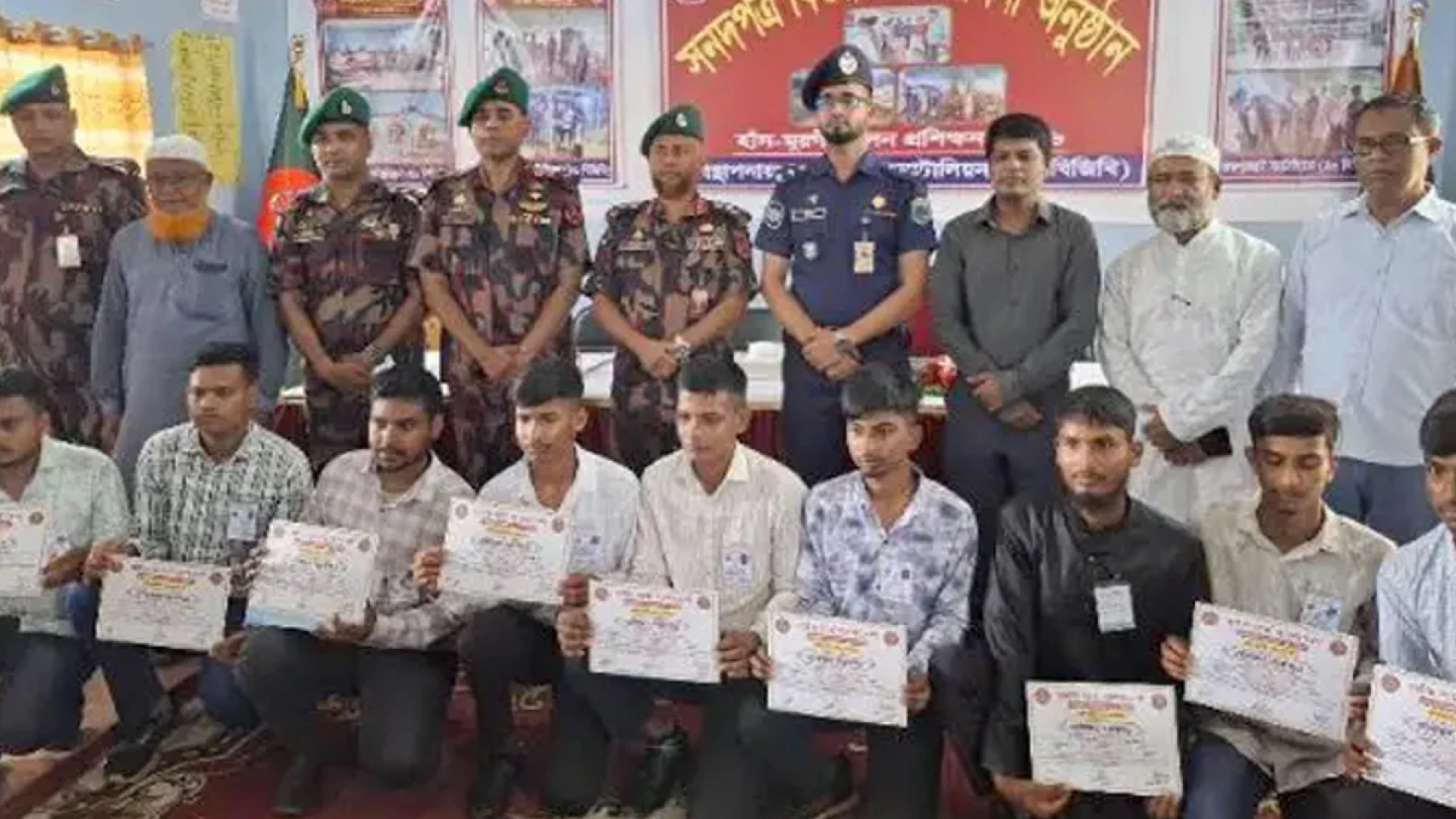 সীমান্তবর্তী যুবকদের স্বাবলম্বী করতে বিজিবির উদ্যোগ: পঞ্চগড়ে ইলেকট্রিক্যাল হাউজ ওয়্যারিং প্রশিক্ষণ পেলেন ৩৩ যুবক