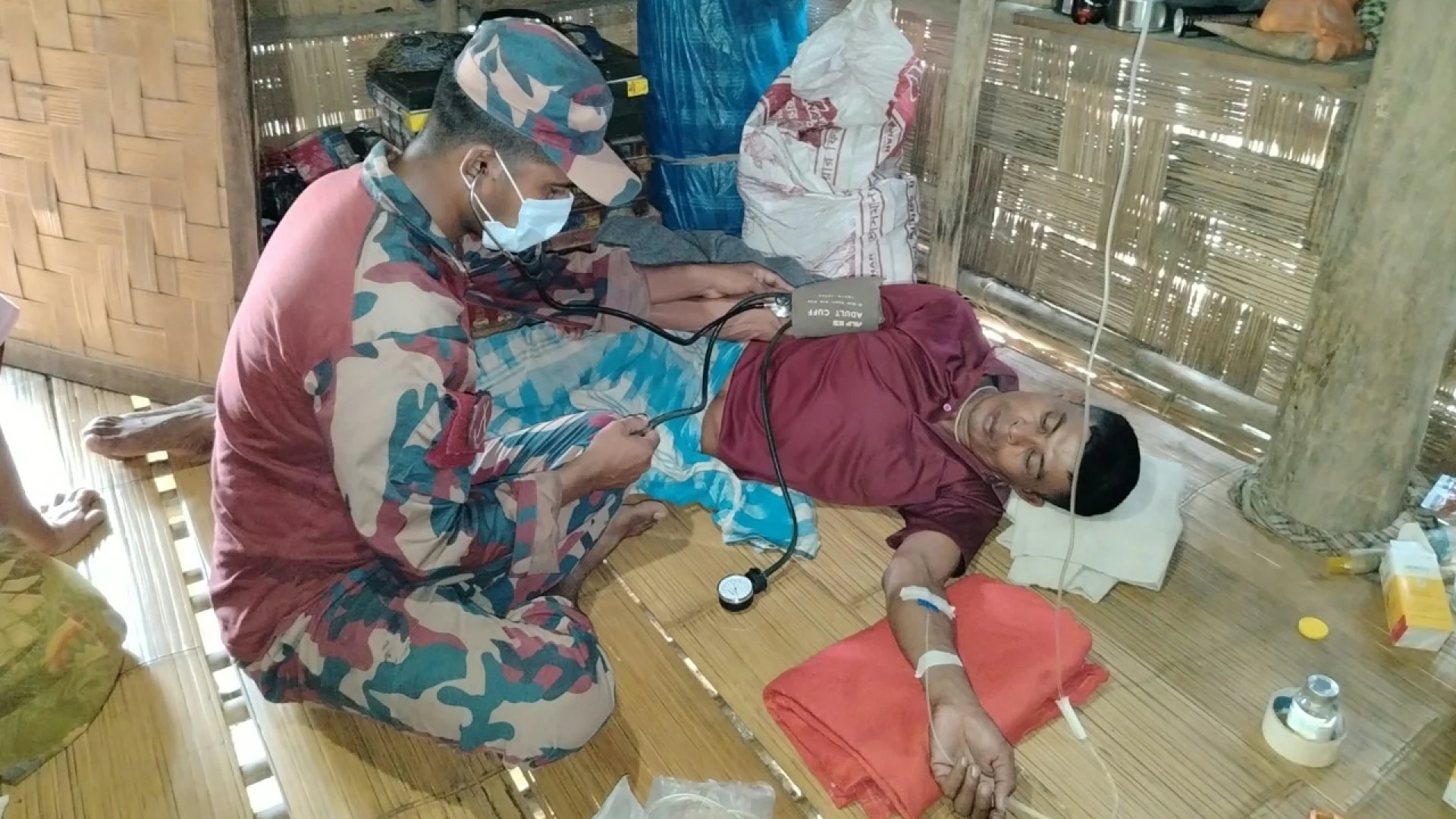 বান্দরবানের ডায়রিয়ার আক্রান্তদের দুয়ারে বিজিবির ; বিনামূল্যে চিকিৎসা, ওষুধ ও খাদ্যসামগ্রী বিতরণ