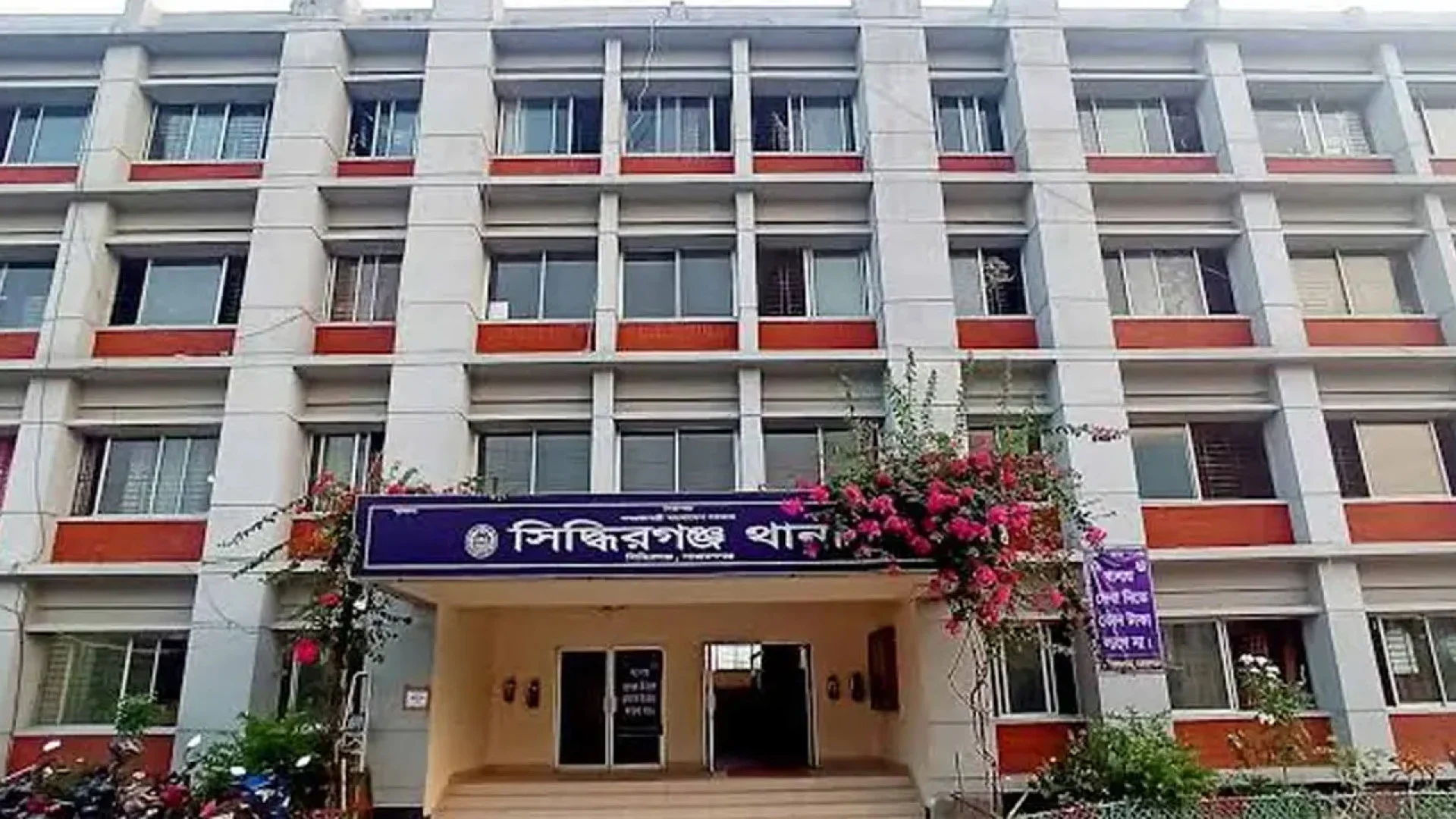 সিদ্ধিরগঞ্জে পার্কিং করা বাসে আগুন, আওয়ামী লীগ নেতাকর্মীসহ ১৮ জনের বিরুদ্ধে মামলা