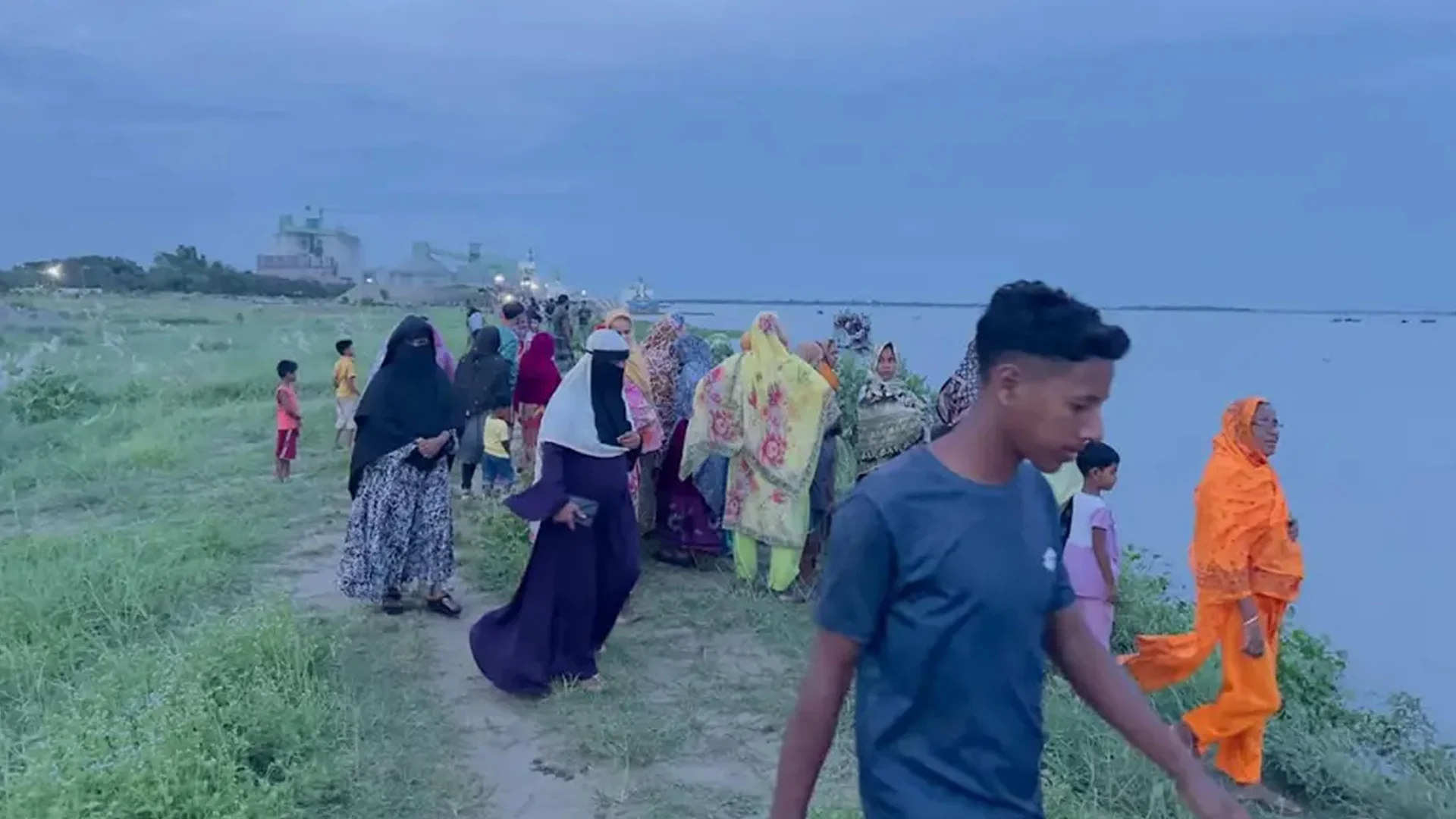 নারায়ণগঞ্জে মেঘনায় ট্রলারডুবে নিহত ১, একই পরিবারের নিখোঁজ ৪