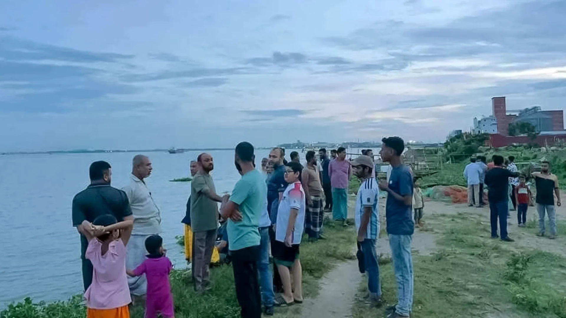 মেঘনায় ট্রলারডুবি: নিখোঁজ ৪ জনের সন্ধান এখনো মেলেনি