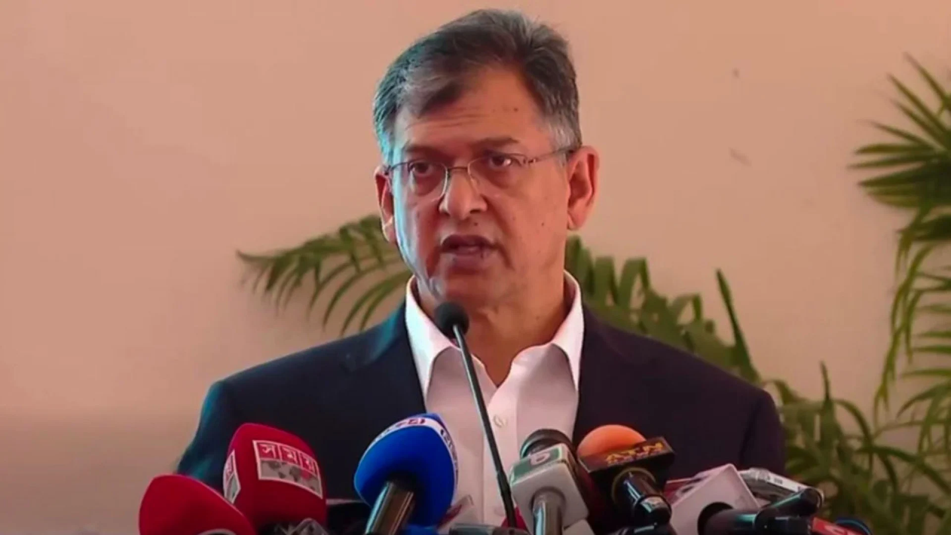 আওয়ামী দোসরদের আইনের আওতায় আনলে পুরস্কৃত করা হবে: স্বরাষ্ট্রমন্ত্রী